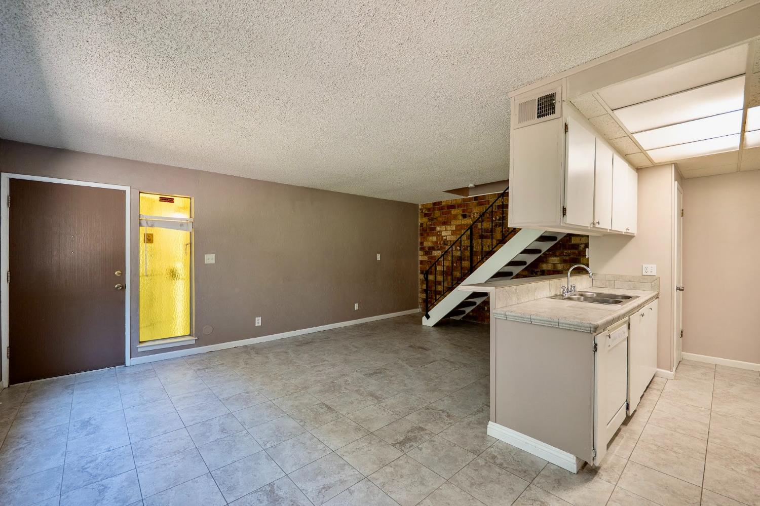 4989 N Holt Ave #103, Fresno, CA 93705