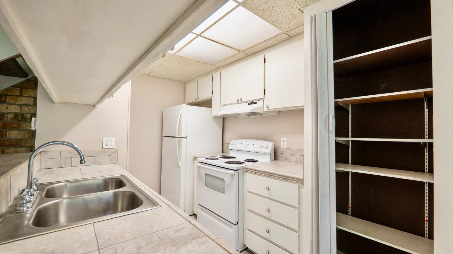 4989 N Holt Ave #103, Fresno, CA 93705