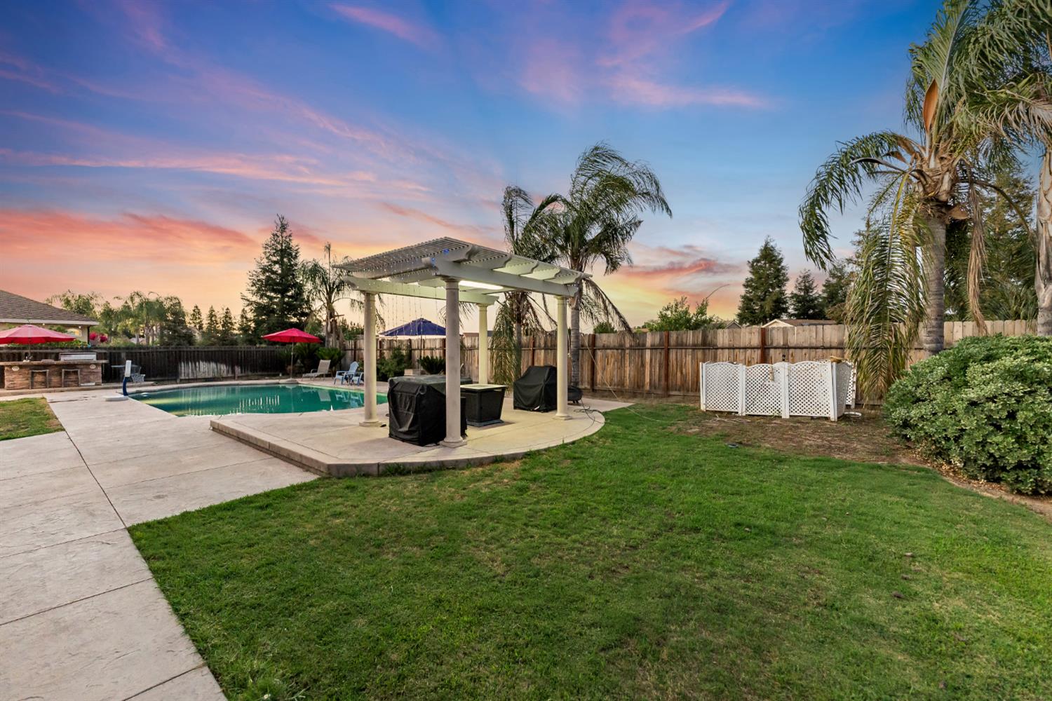 85 N Fairfax Ave, Clovis, CA 93612
