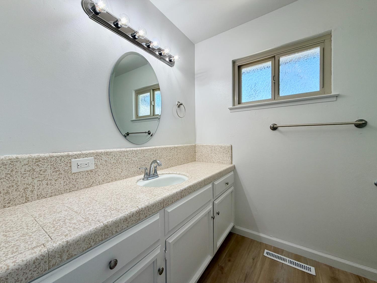 2096 E Sierra Ave, Fresno, CA 93710