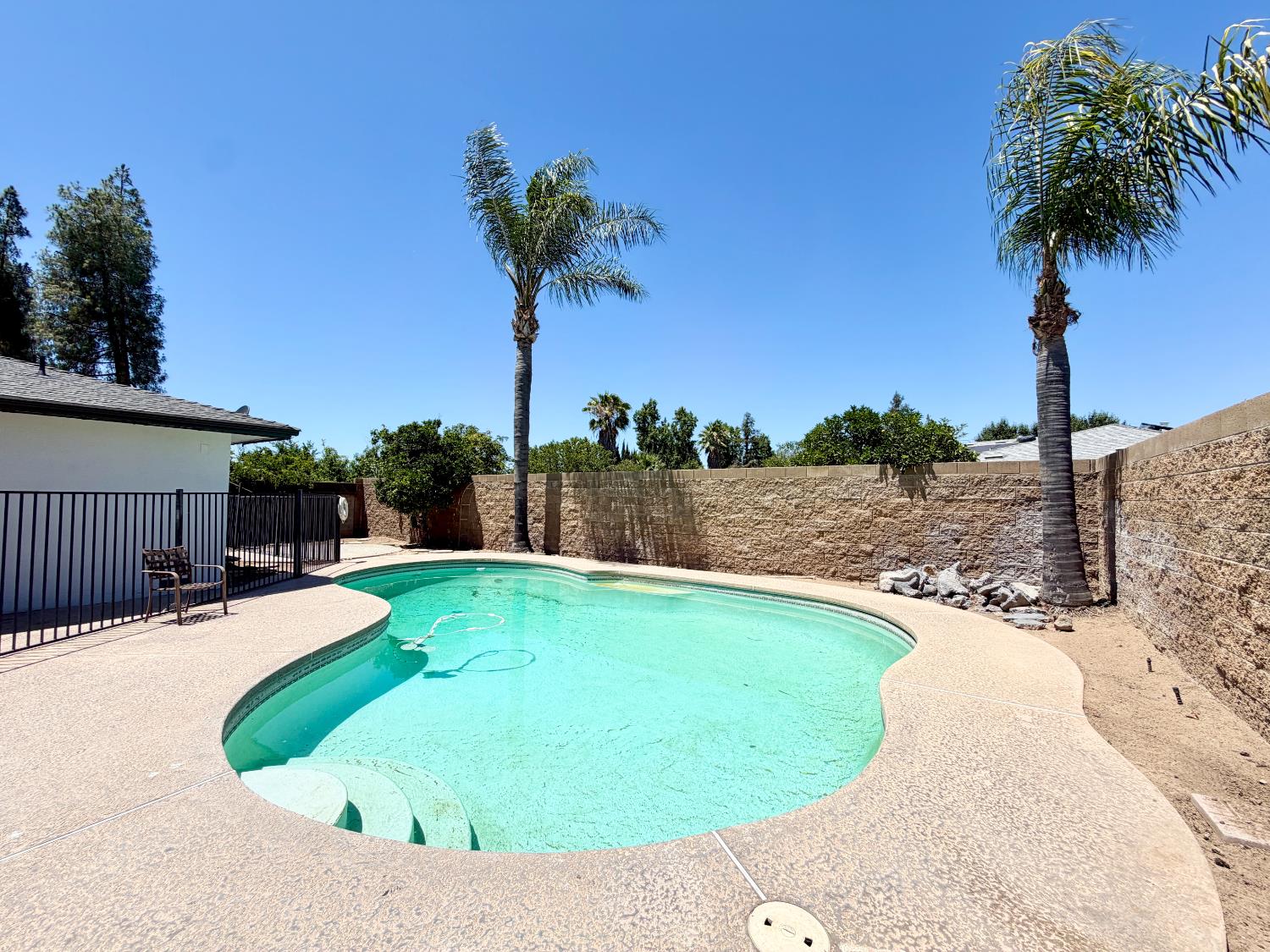 2096 E Sierra Ave, Fresno, CA 93710