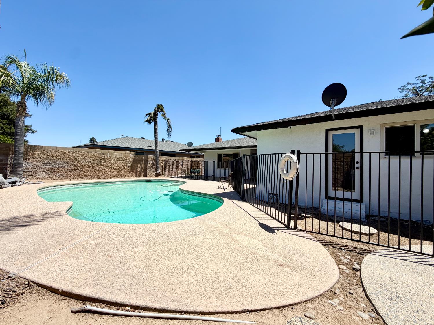 2096 E Sierra Ave, Fresno, CA 93710