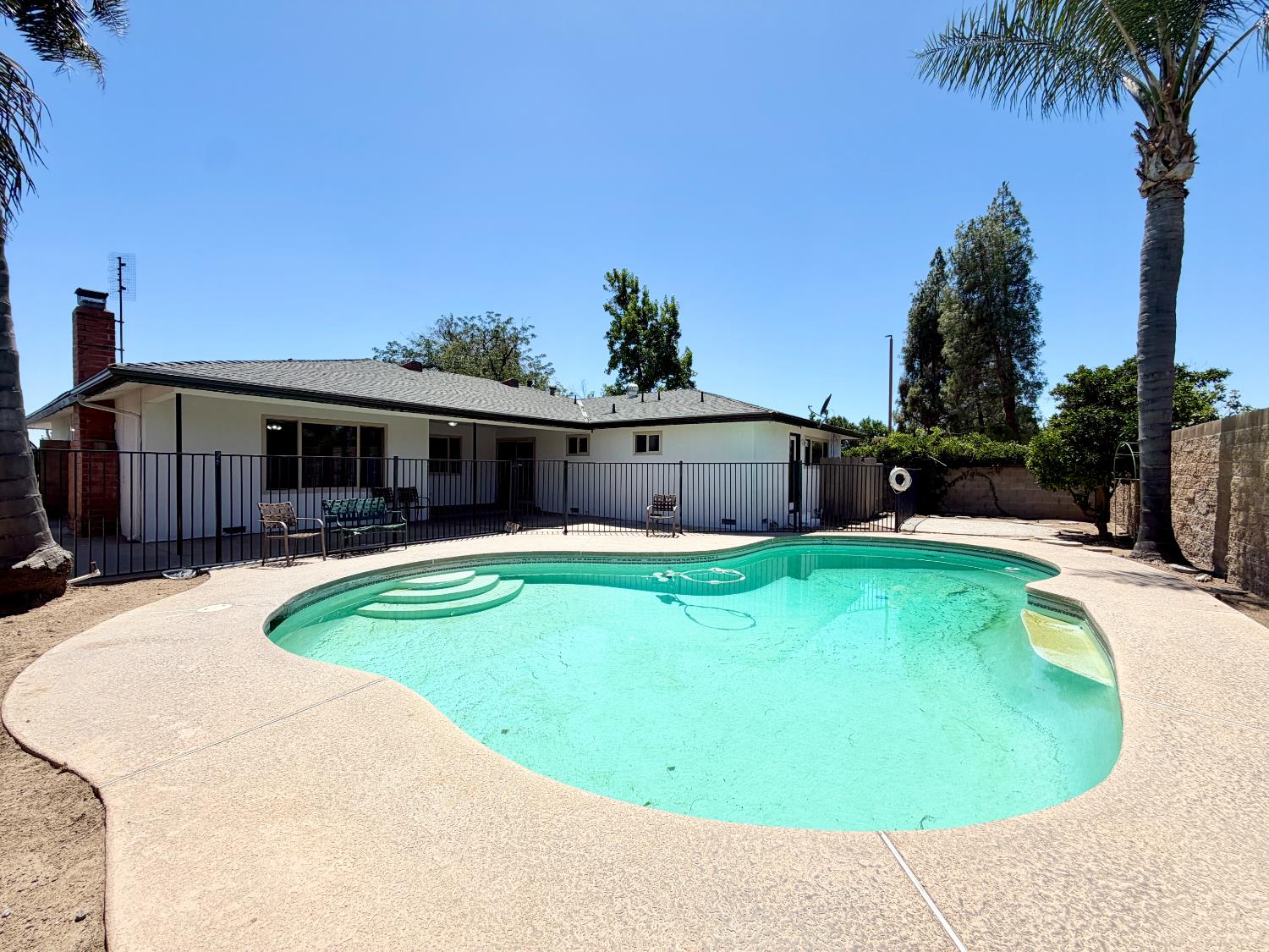 2096 E Sierra Ave, Fresno, CA 93710