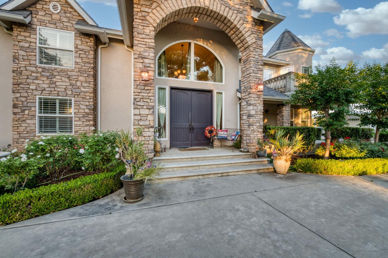 8584 N Madsen Ave, Clovis, CA 93619