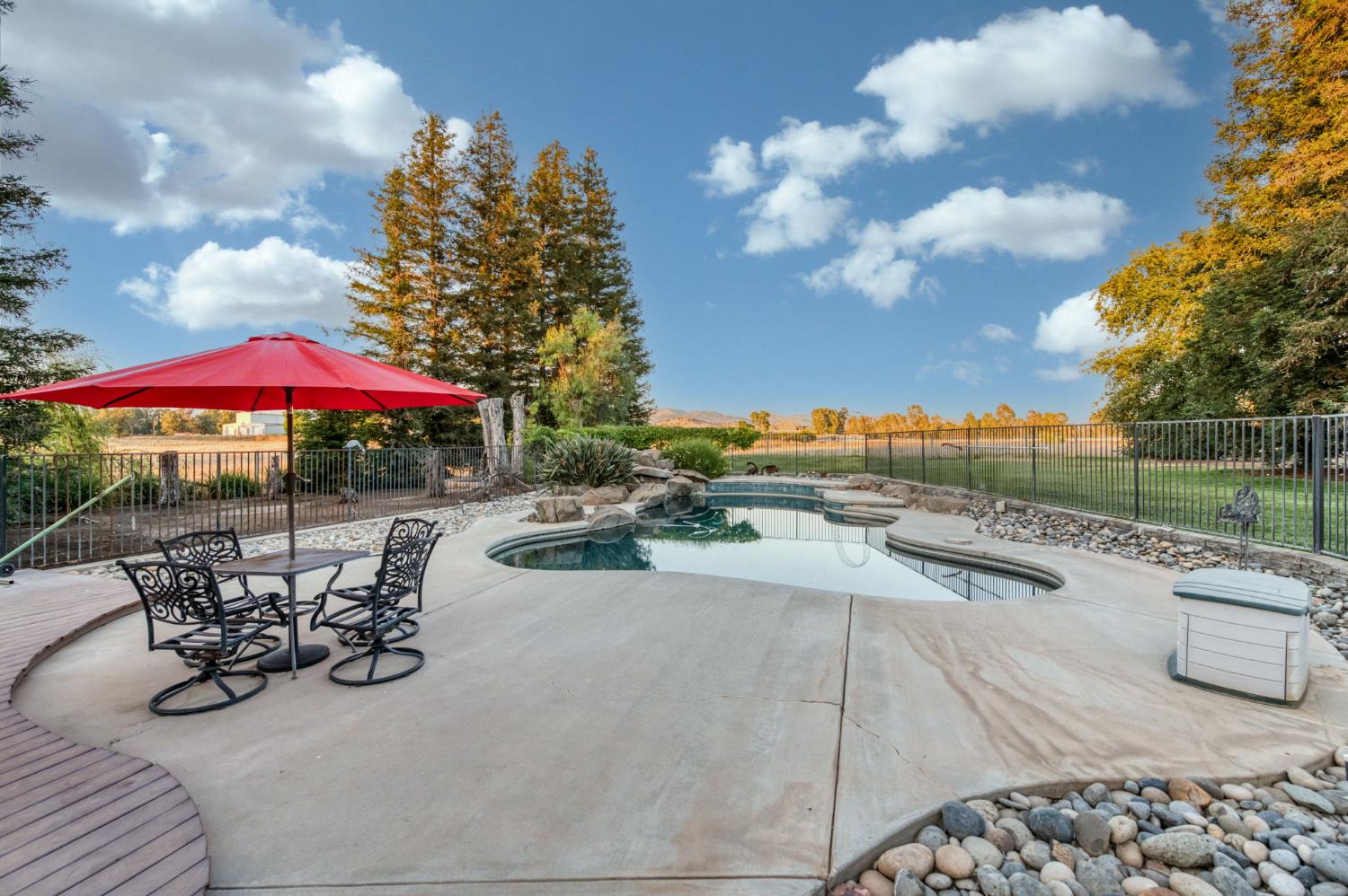 8584 N Madsen Ave, Clovis, CA 93619