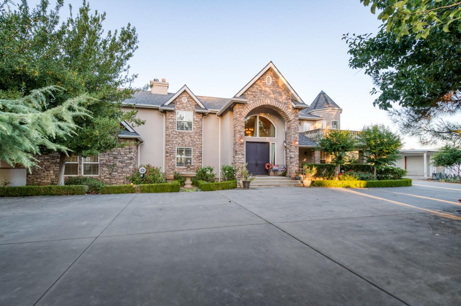 8584 N Madsen Ave, Clovis, CA 93619