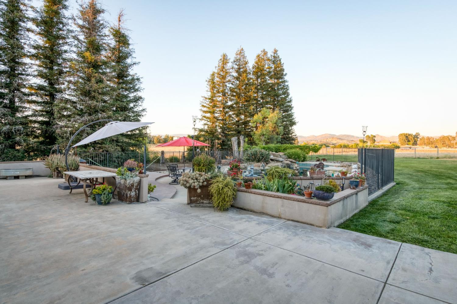8584 N Madsen Ave, Clovis, CA 93619