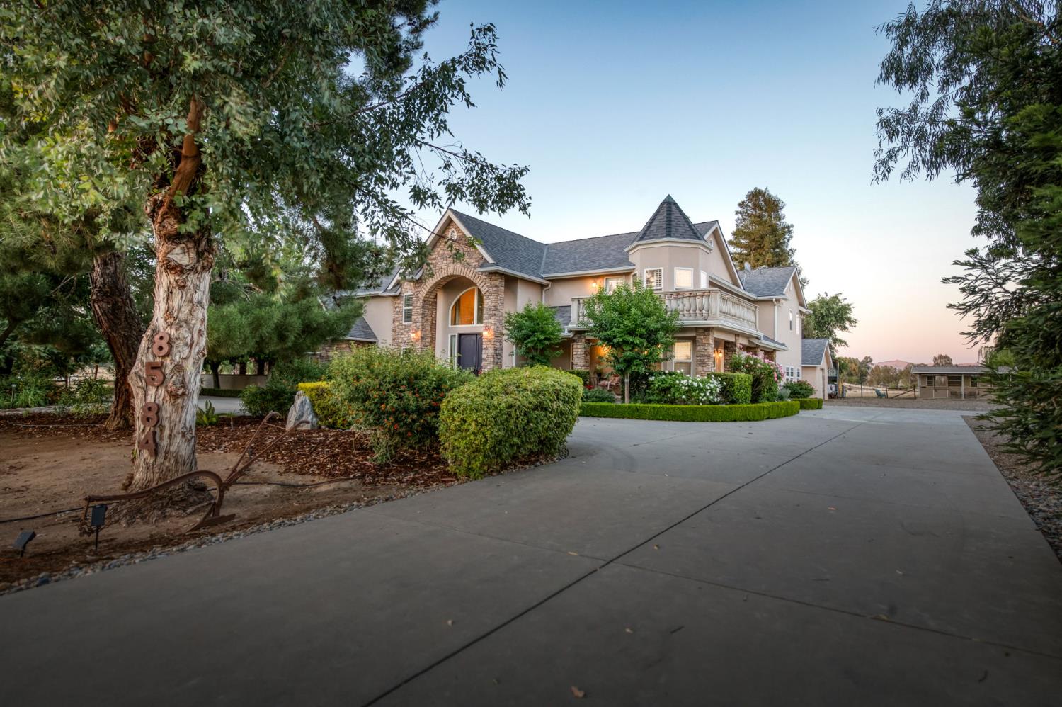 8584 N Madsen Ave, Clovis, CA 93619