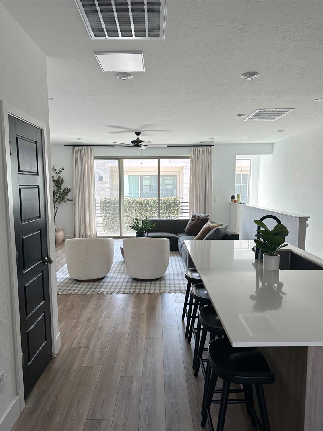 10968 N Honeysuckle Dr, Fresno, CA 93730