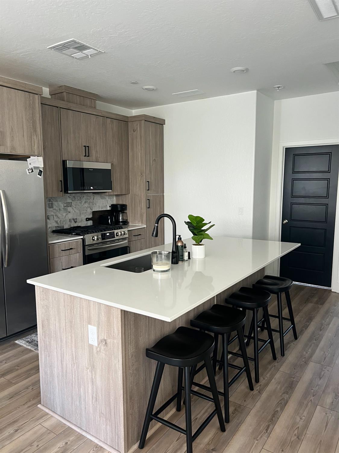10968 N Honeysuckle Dr, Fresno, CA 93730