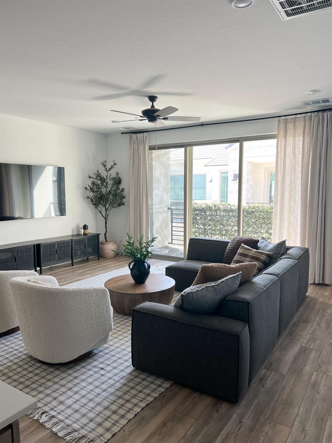 10968 N Honeysuckle Dr, Fresno, CA 93730