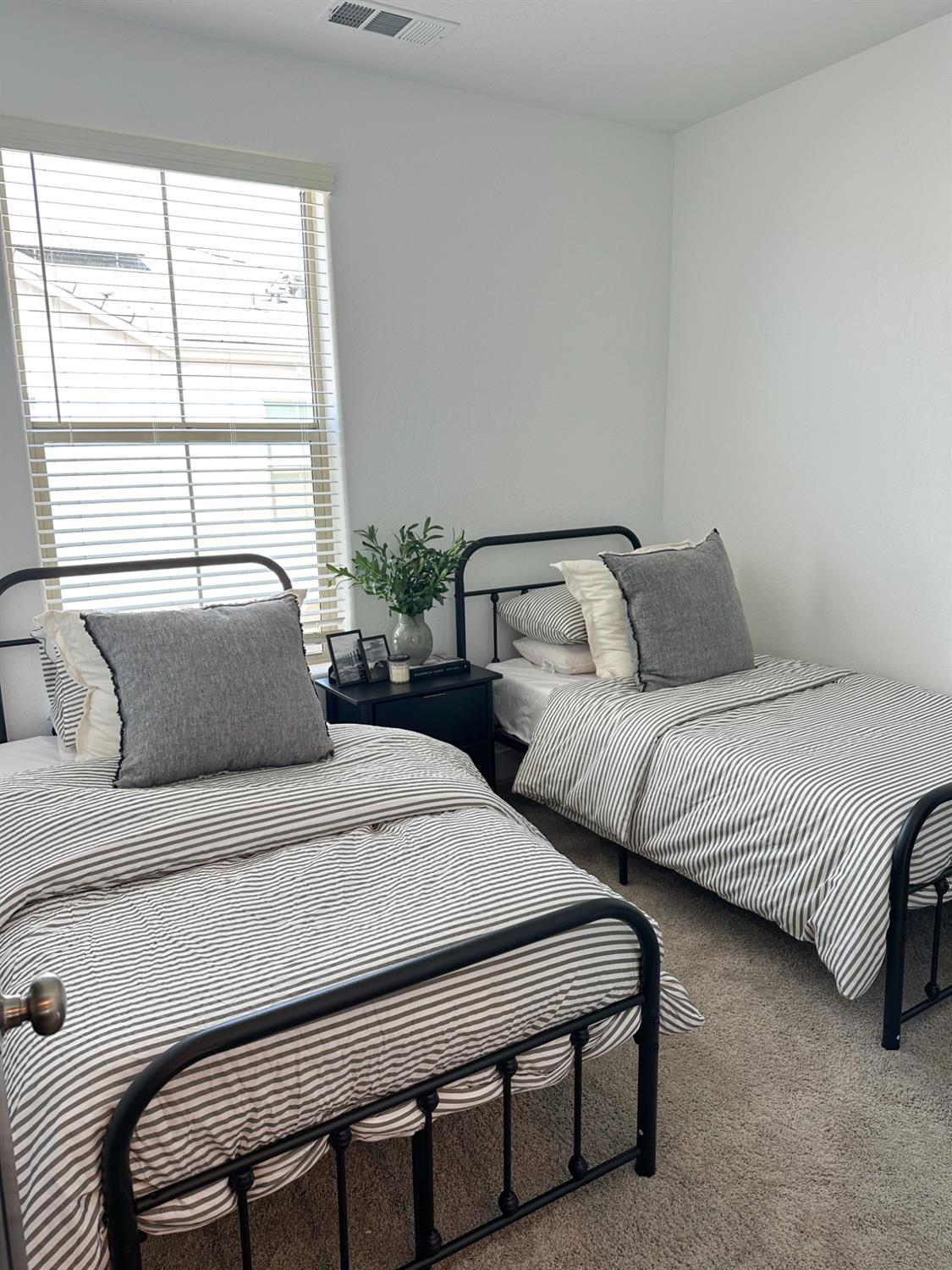 10968 N Honeysuckle Dr, Fresno, CA 93730