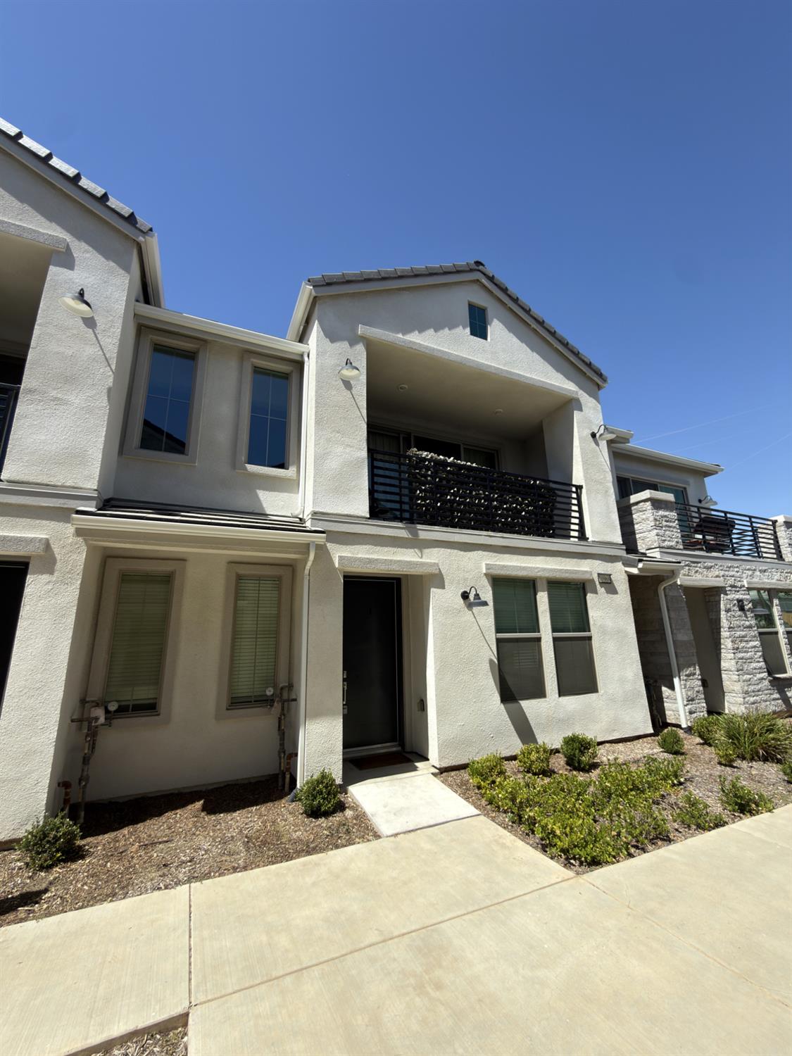 10968 N Honeysuckle Dr, Fresno, CA 93730