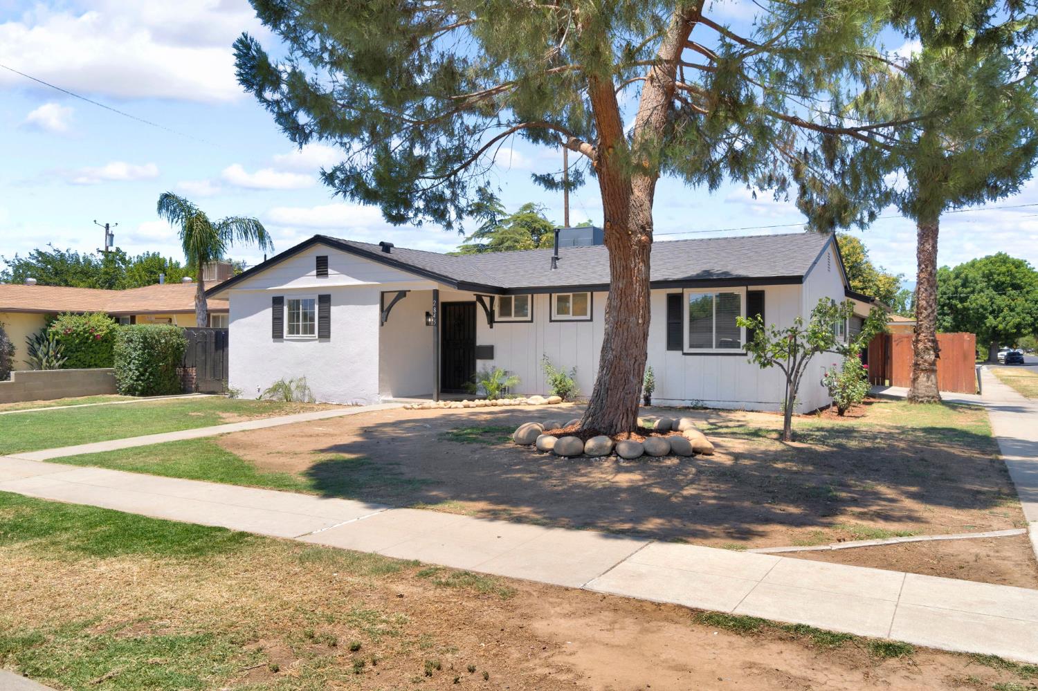 2845 E Swift Ave, Fresno, CA 93726