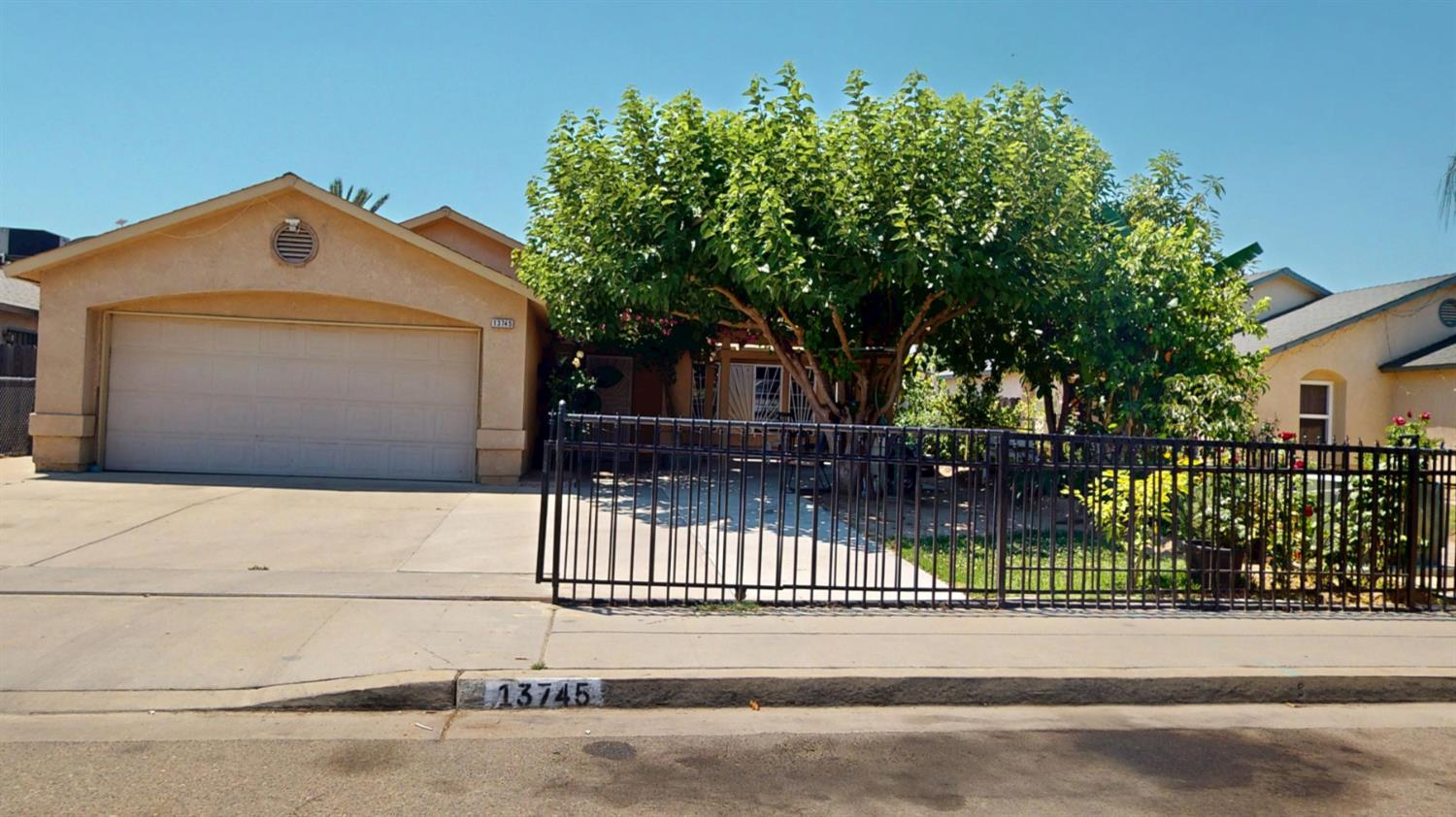 13745 E Bulah Ave, Parlier, CA 93648