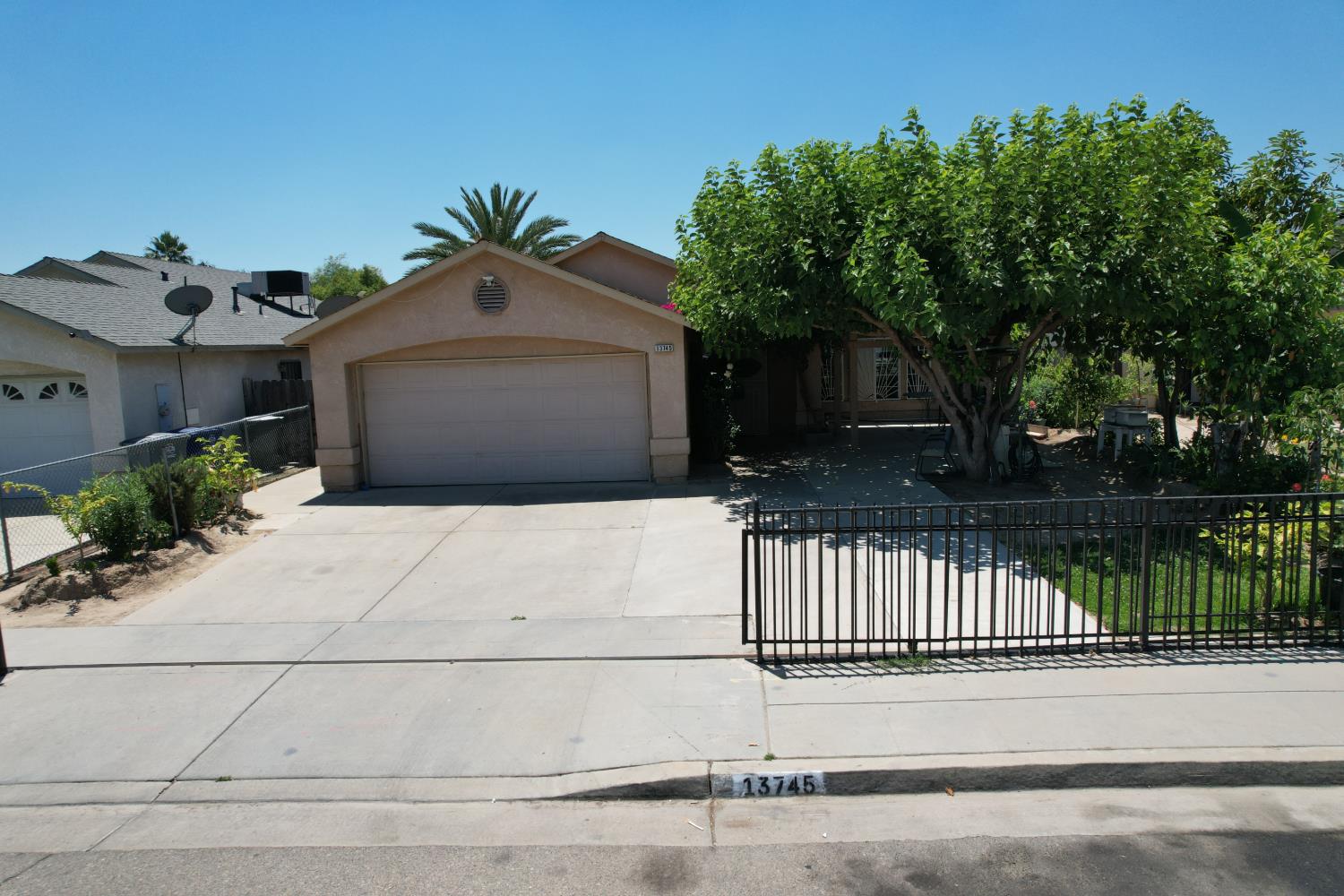 13745 E Bulah Ave, Parlier, CA 93648