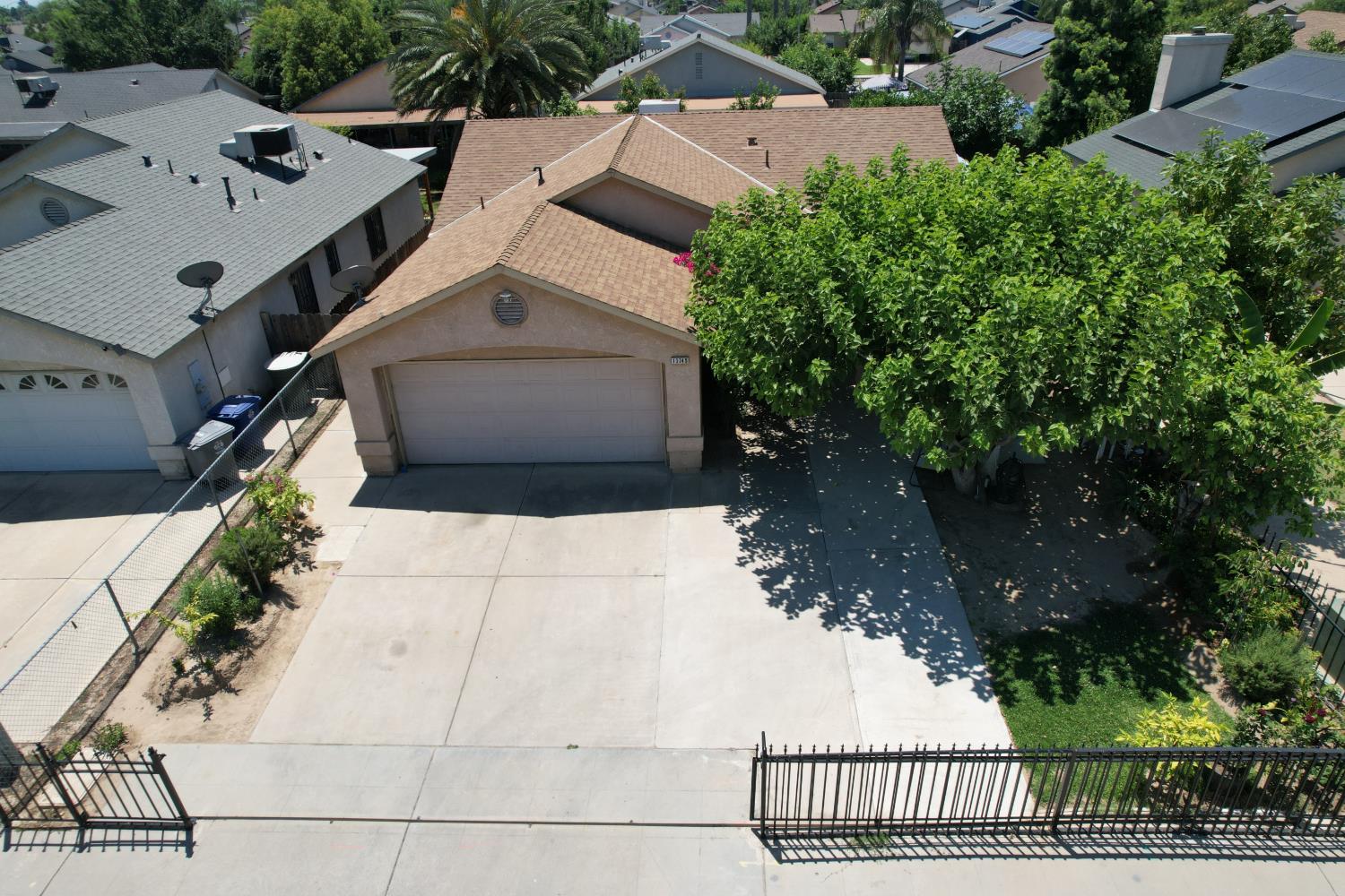 13745 E Bulah Ave, Parlier, CA 93648