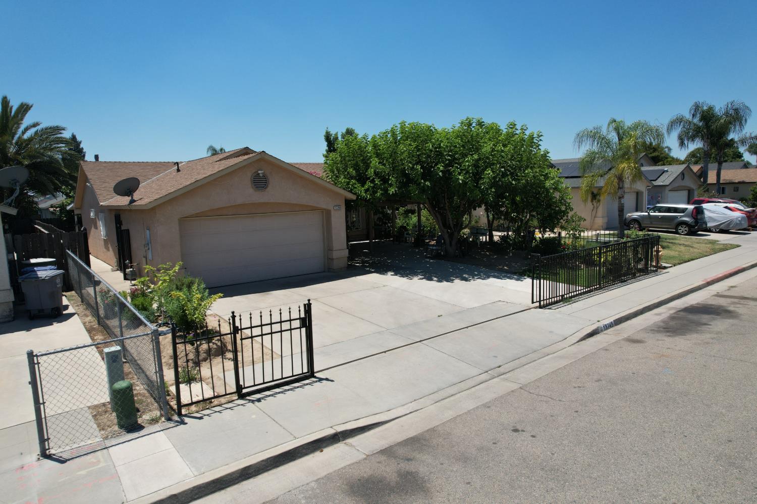 13745 E Bulah Ave, Parlier, CA 93648