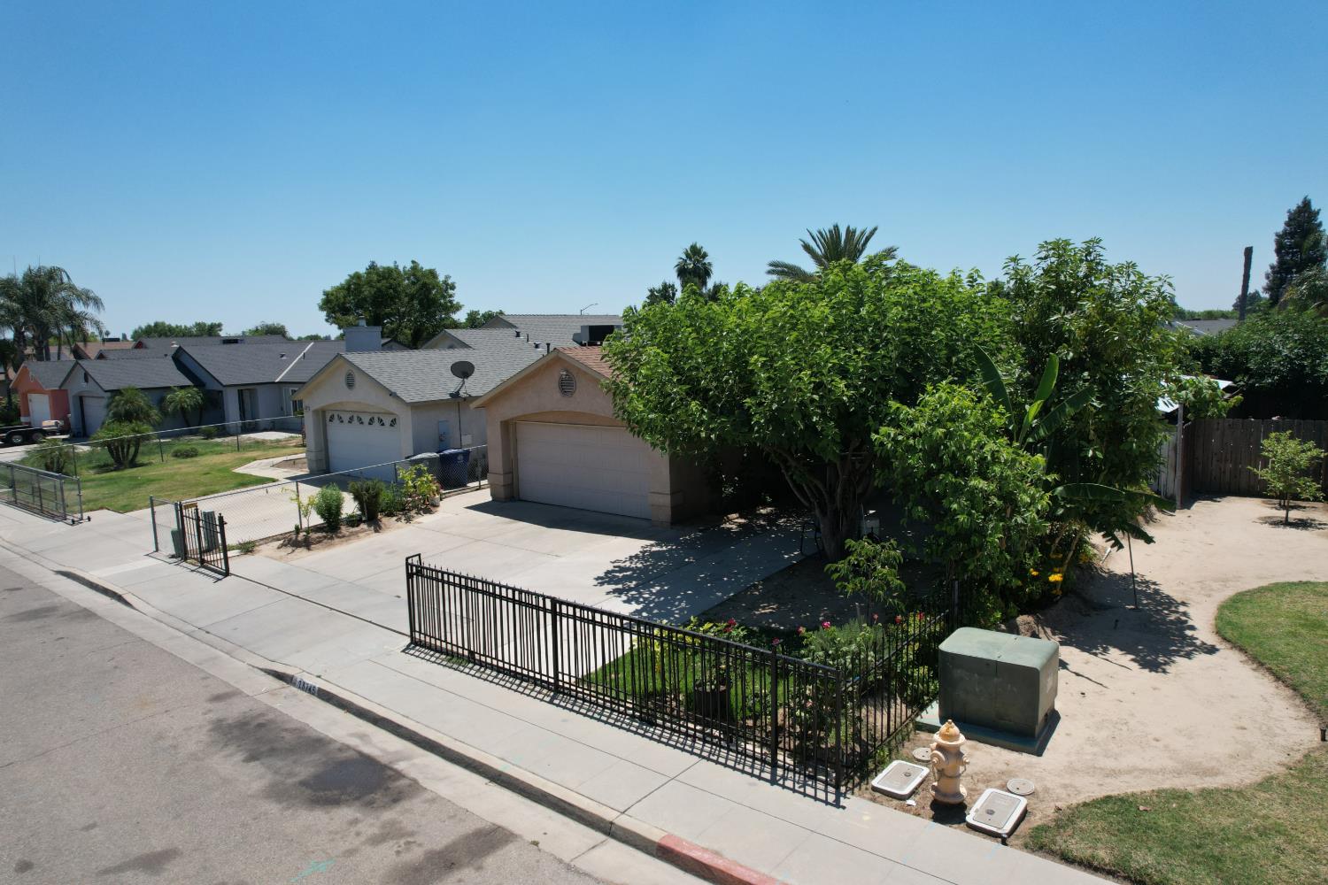 13745 E Bulah Ave, Parlier, CA 93648