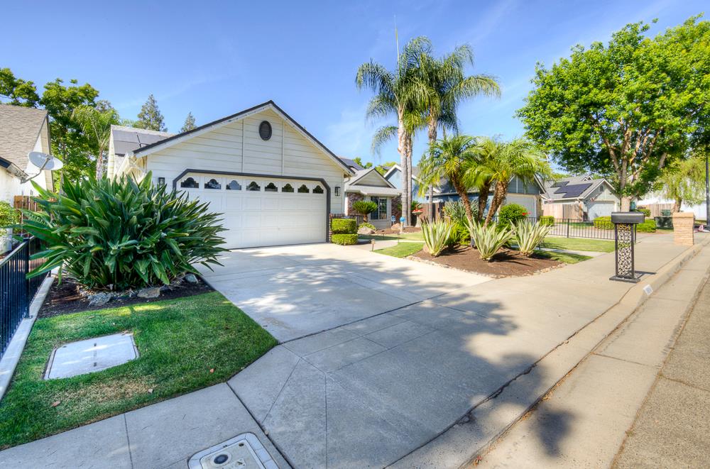 1854 E Brandywine Ln, Fresno, CA 93720