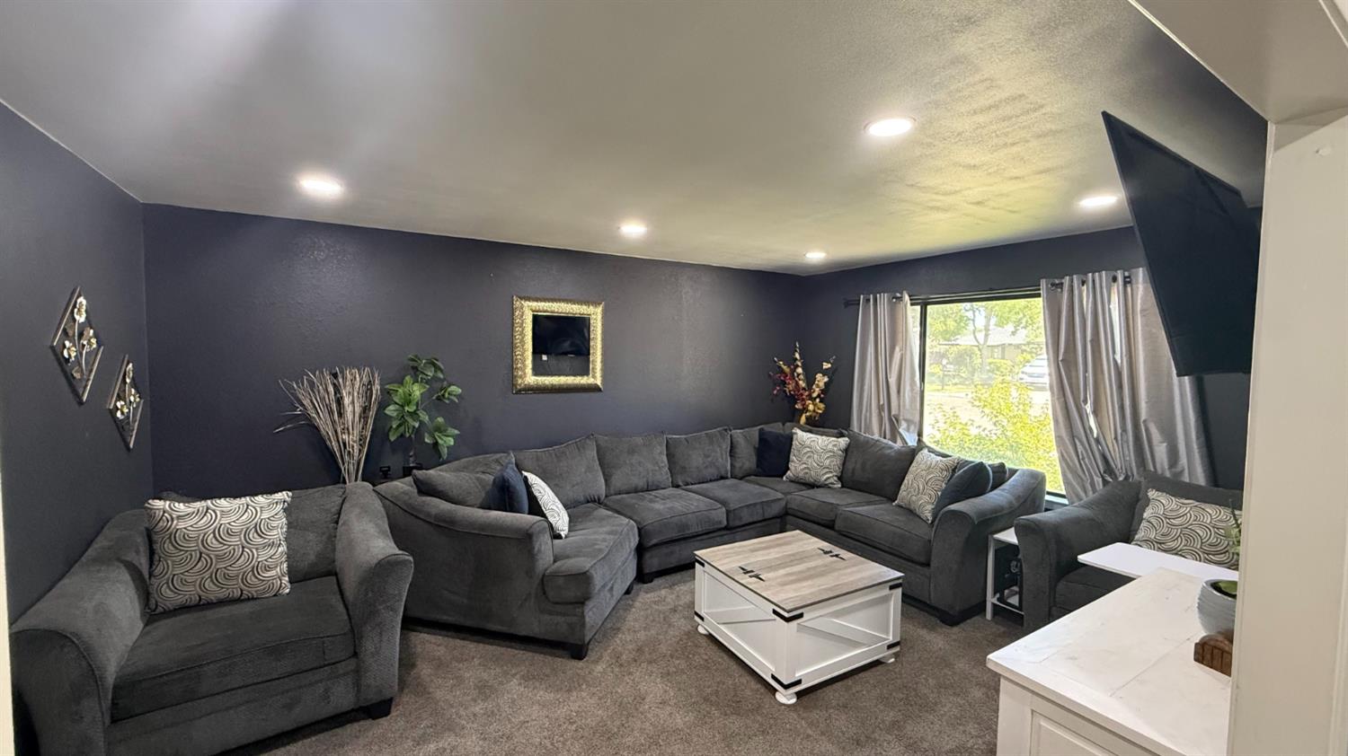 5952 E Illinois Ave, Fresno, CA 93827