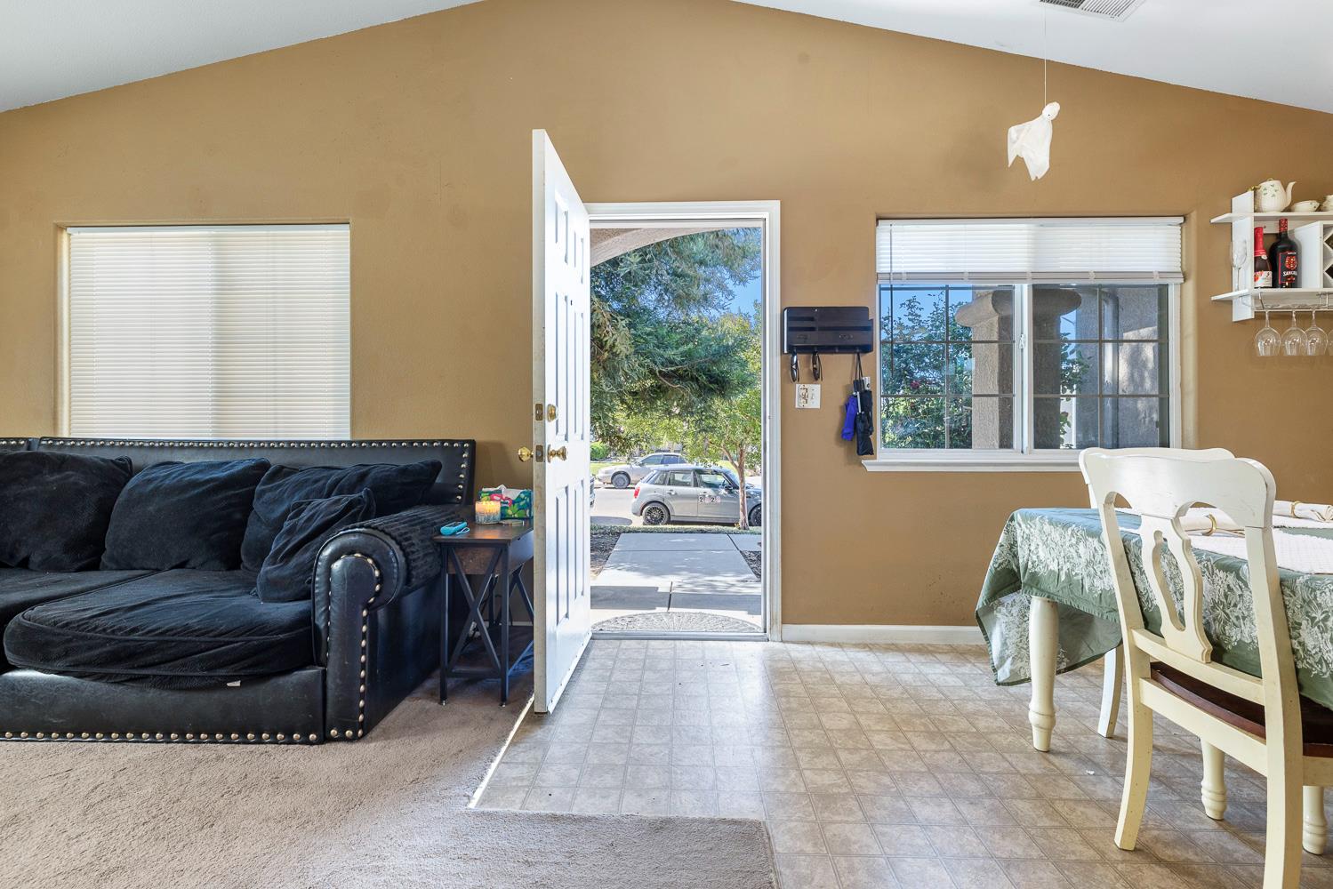 1567 Lacreta Ave, Madera, CA 93638