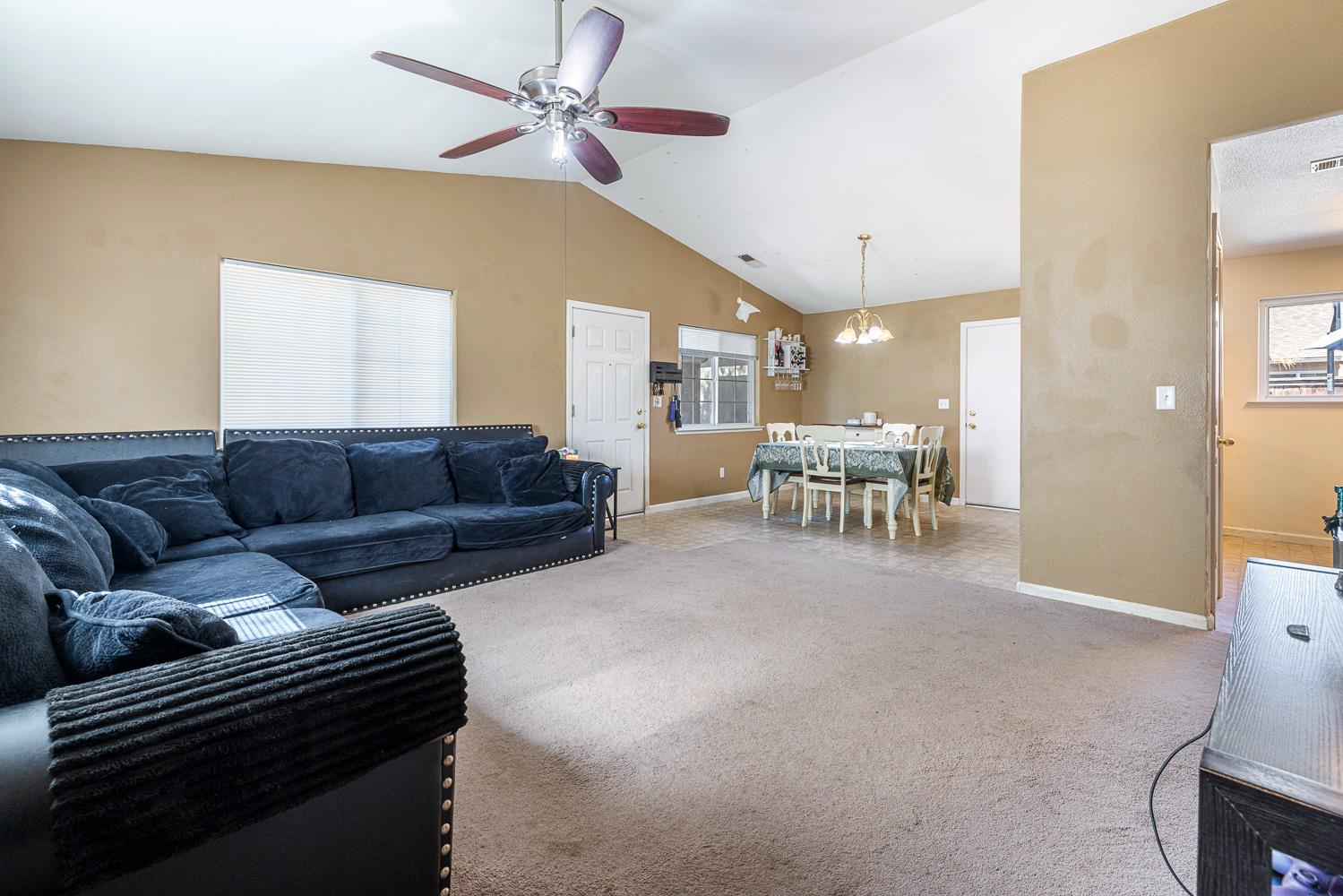 1567 Lacreta Ave, Madera, CA 93638