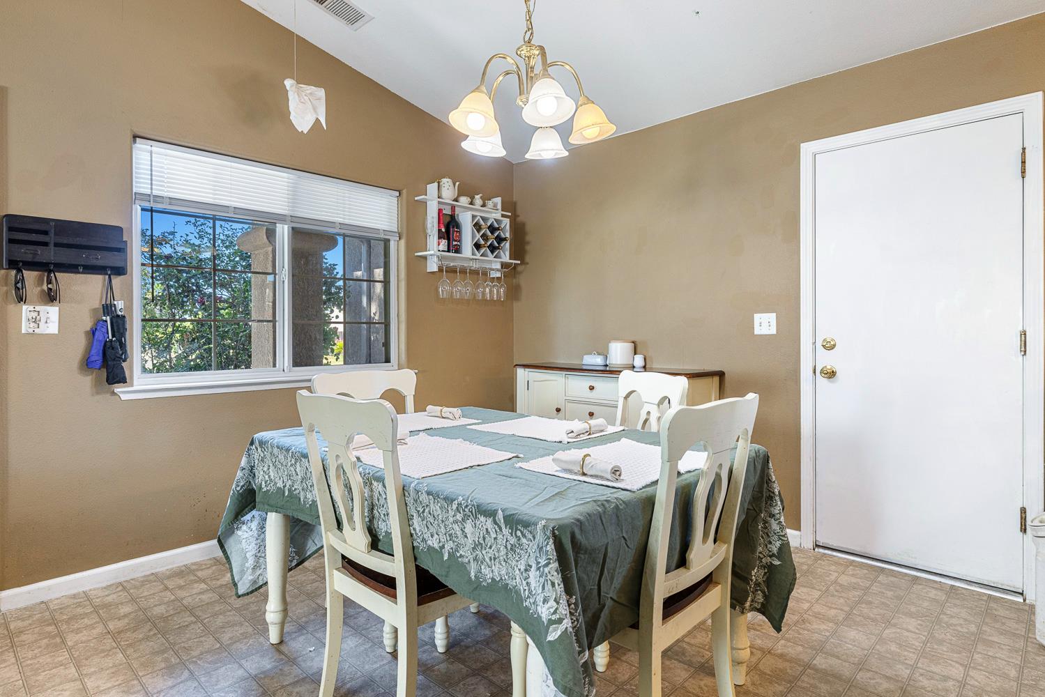 1567 Lacreta Ave, Madera, CA 93638