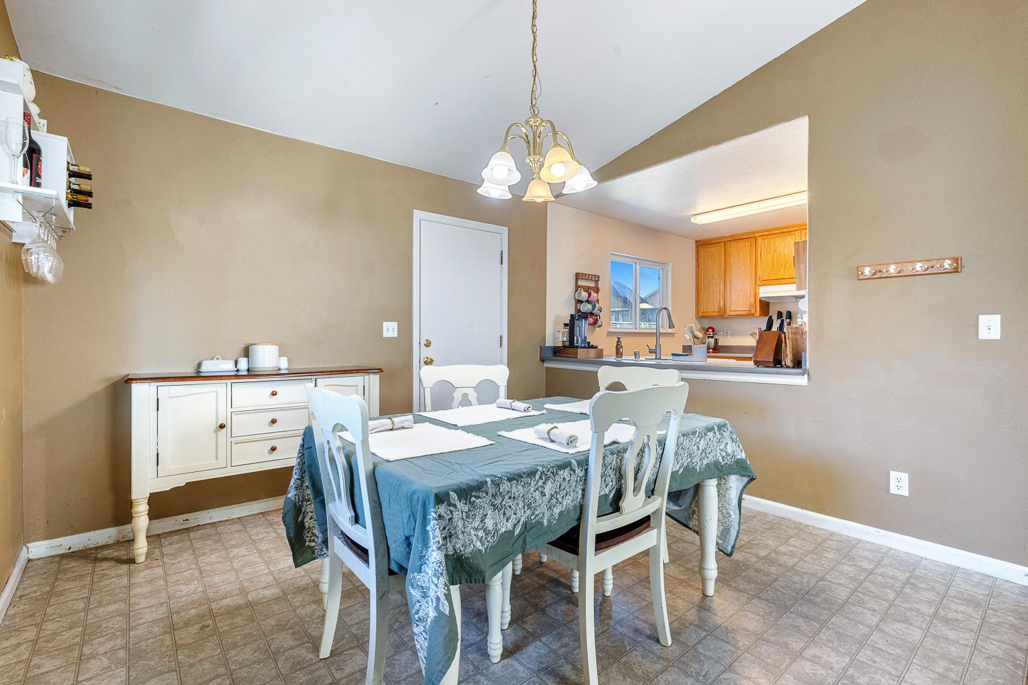 1567 Lacreta Ave, Madera, CA 93638