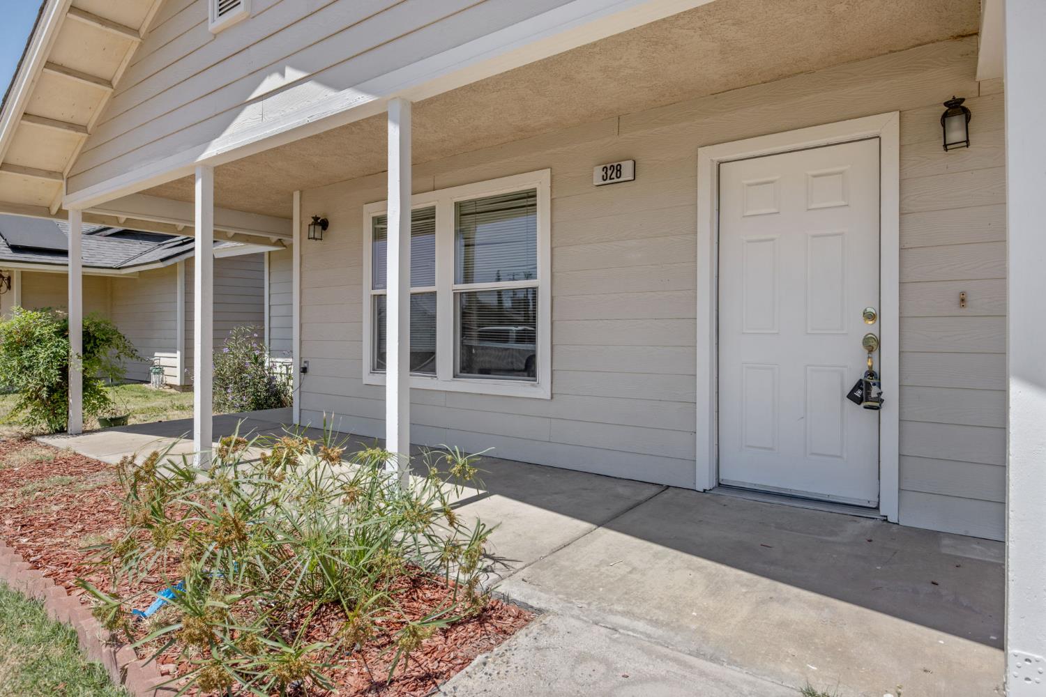 328 S P St, Dinuba, CA 93618