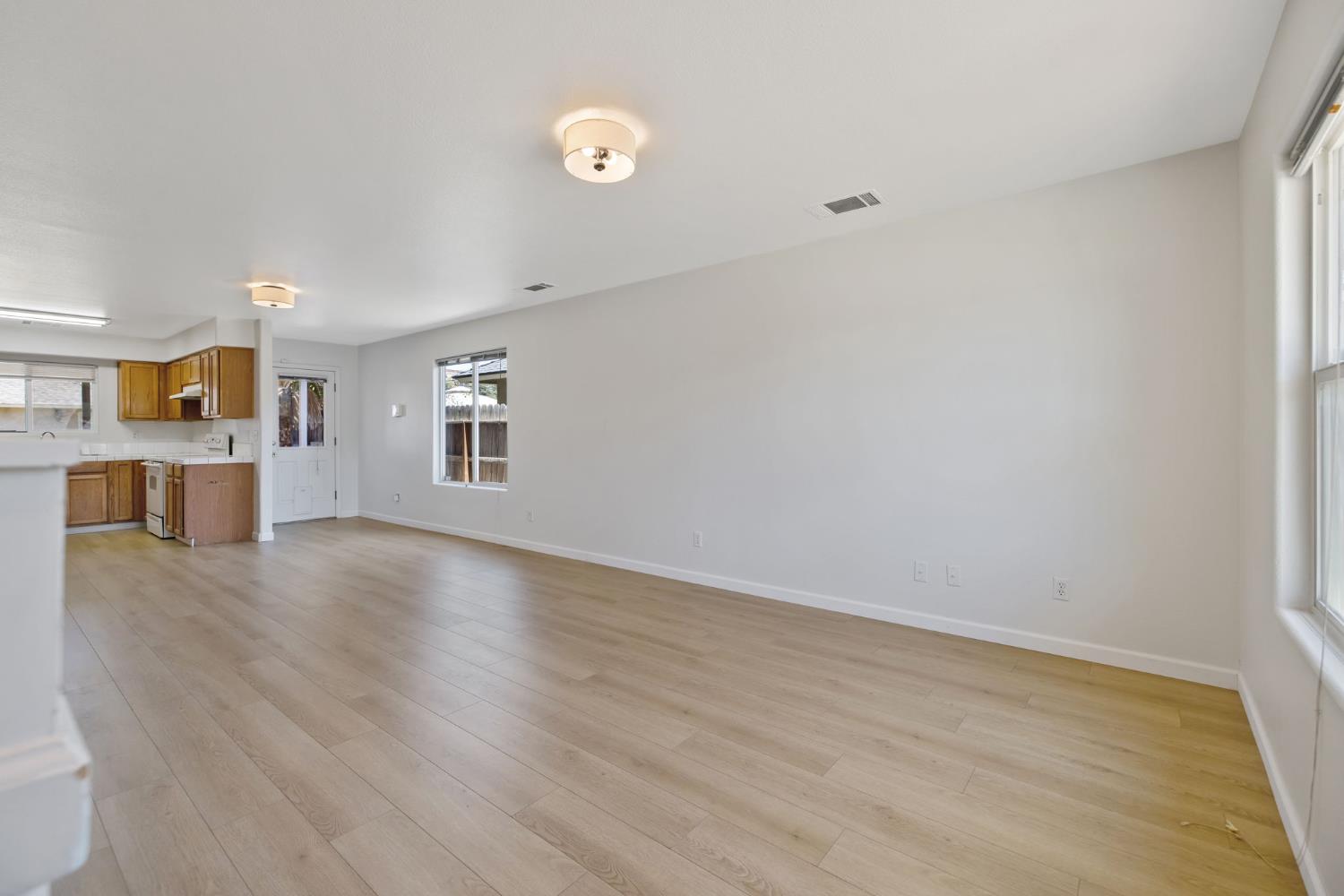 328 S P St, Dinuba, CA 93618