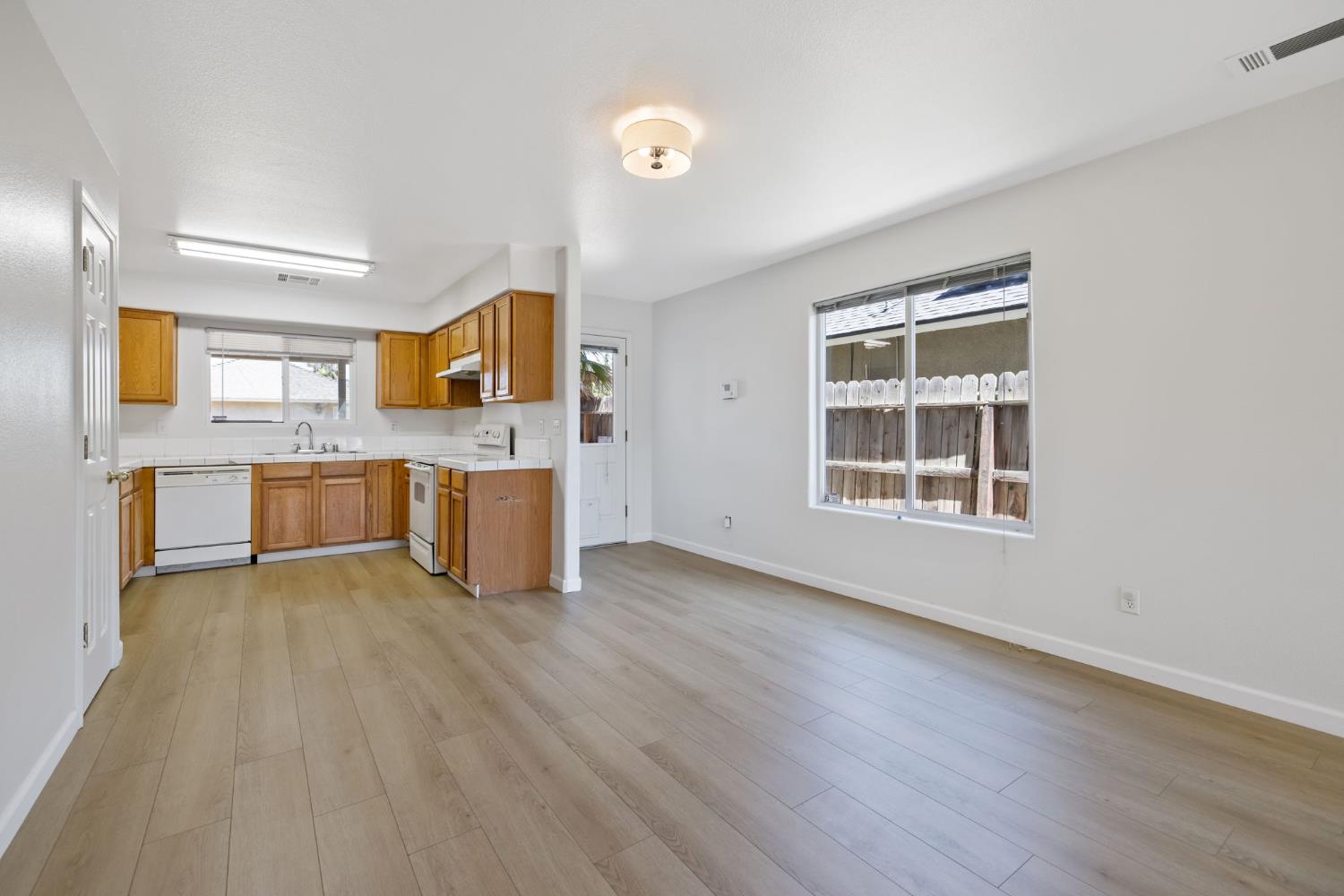 328 S P St, Dinuba, CA 93618