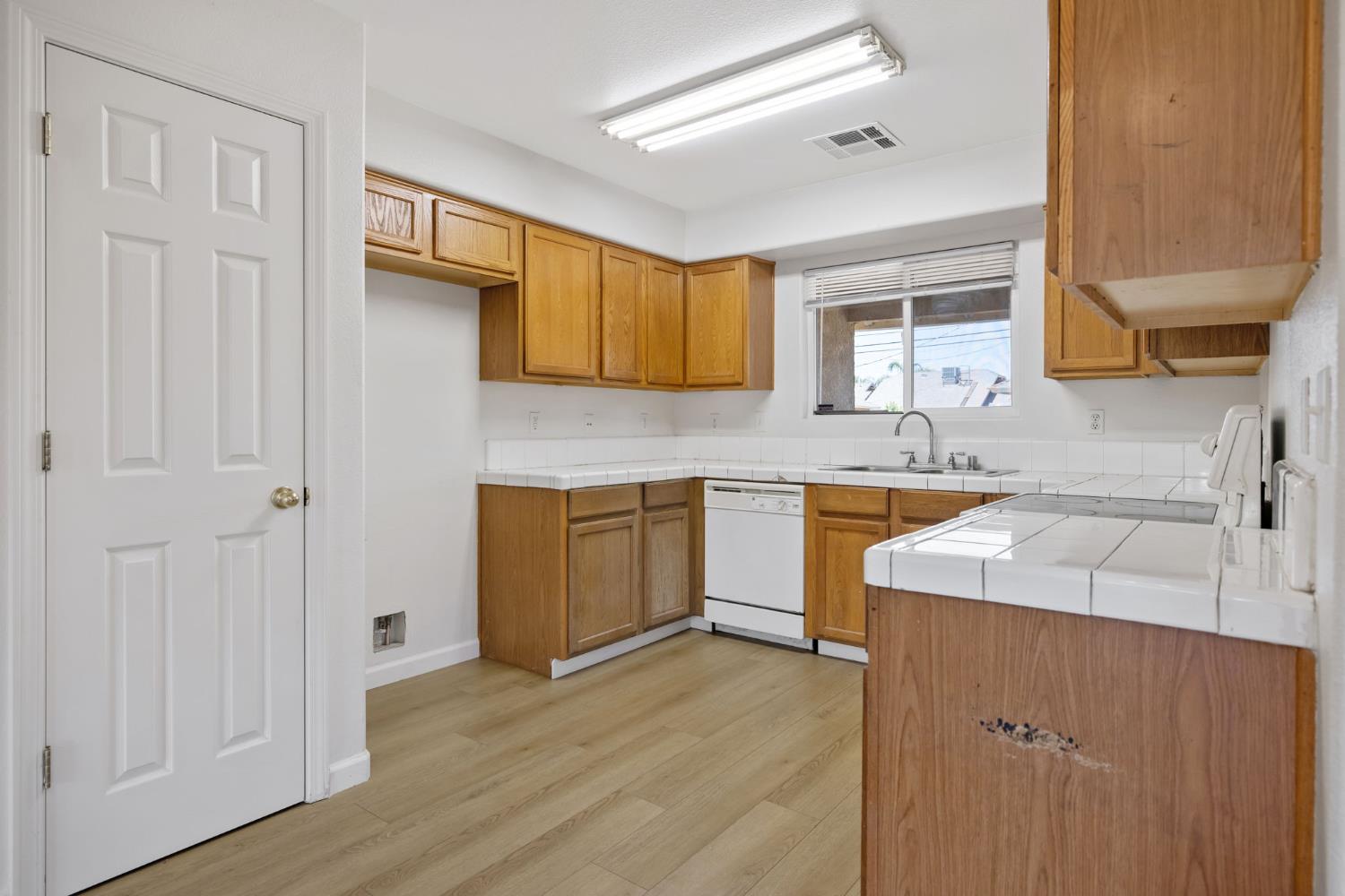 328 S P St, Dinuba, CA 93618