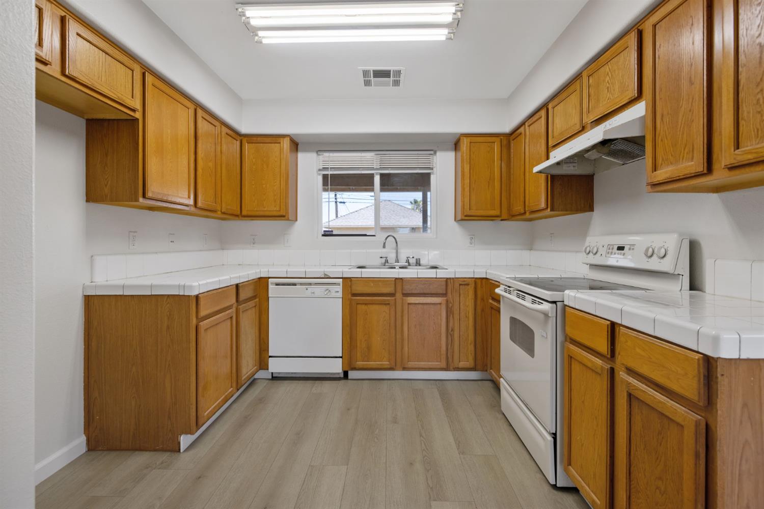 328 S P St, Dinuba, CA 93618