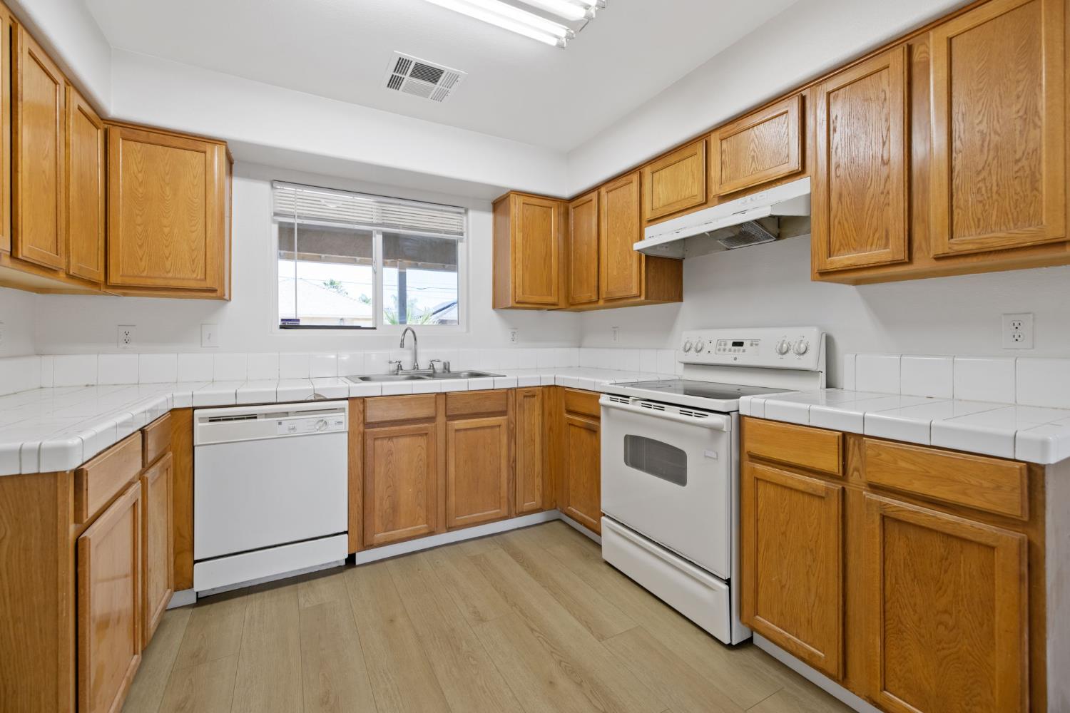 328 S P St, Dinuba, CA 93618