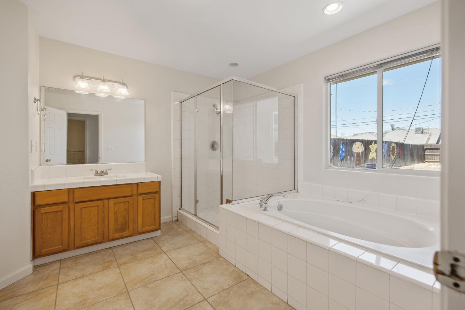 328 S P St, Dinuba, CA 93618