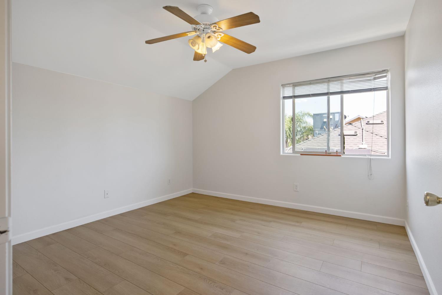 328 S P St, Dinuba, CA 93618