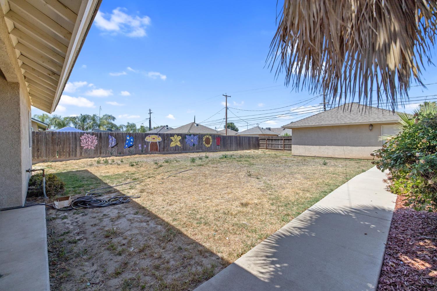 328 S P St, Dinuba, CA 93618