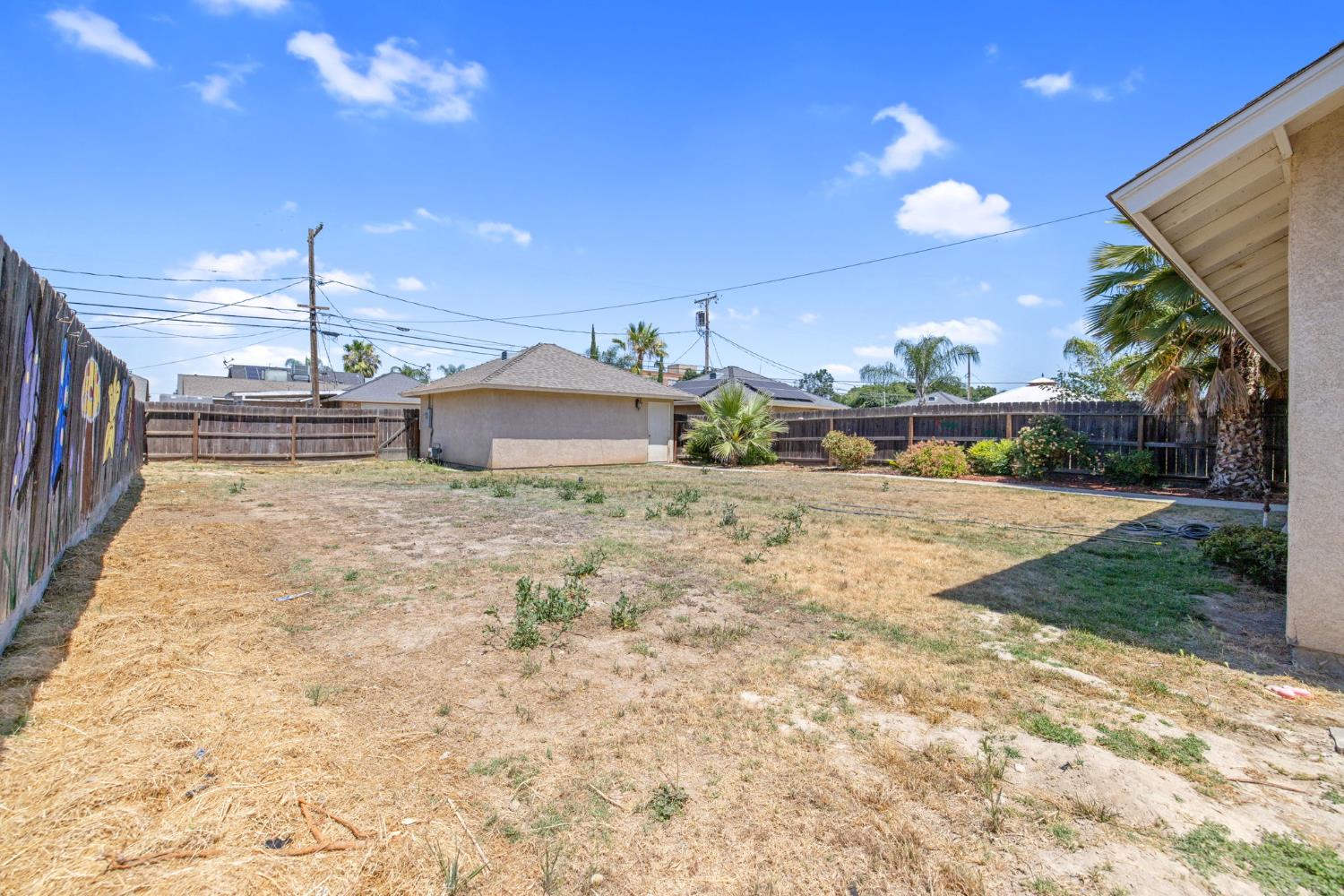 328 S P St, Dinuba, CA 93618