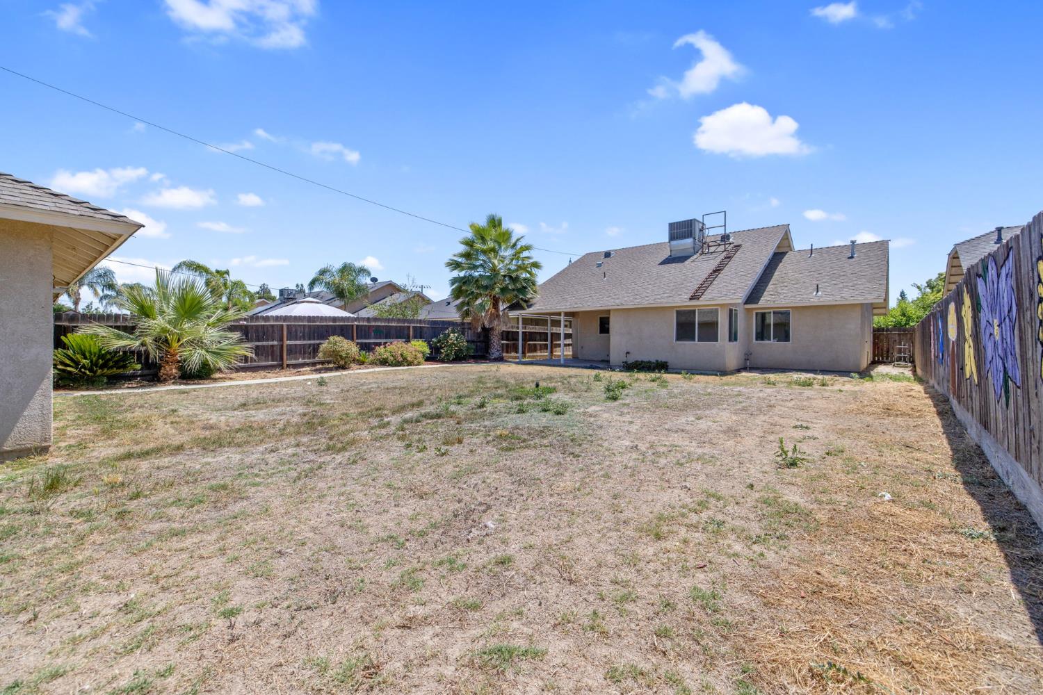 328 S P St, Dinuba, CA 93618