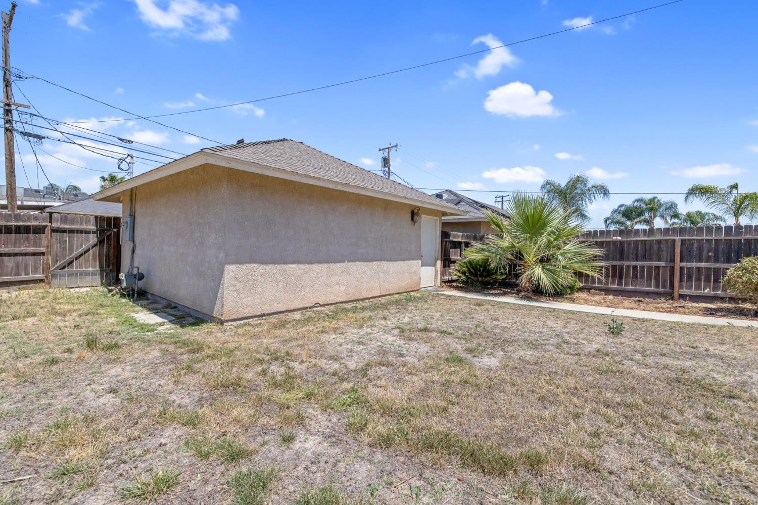328 S P St, Dinuba, CA 93618