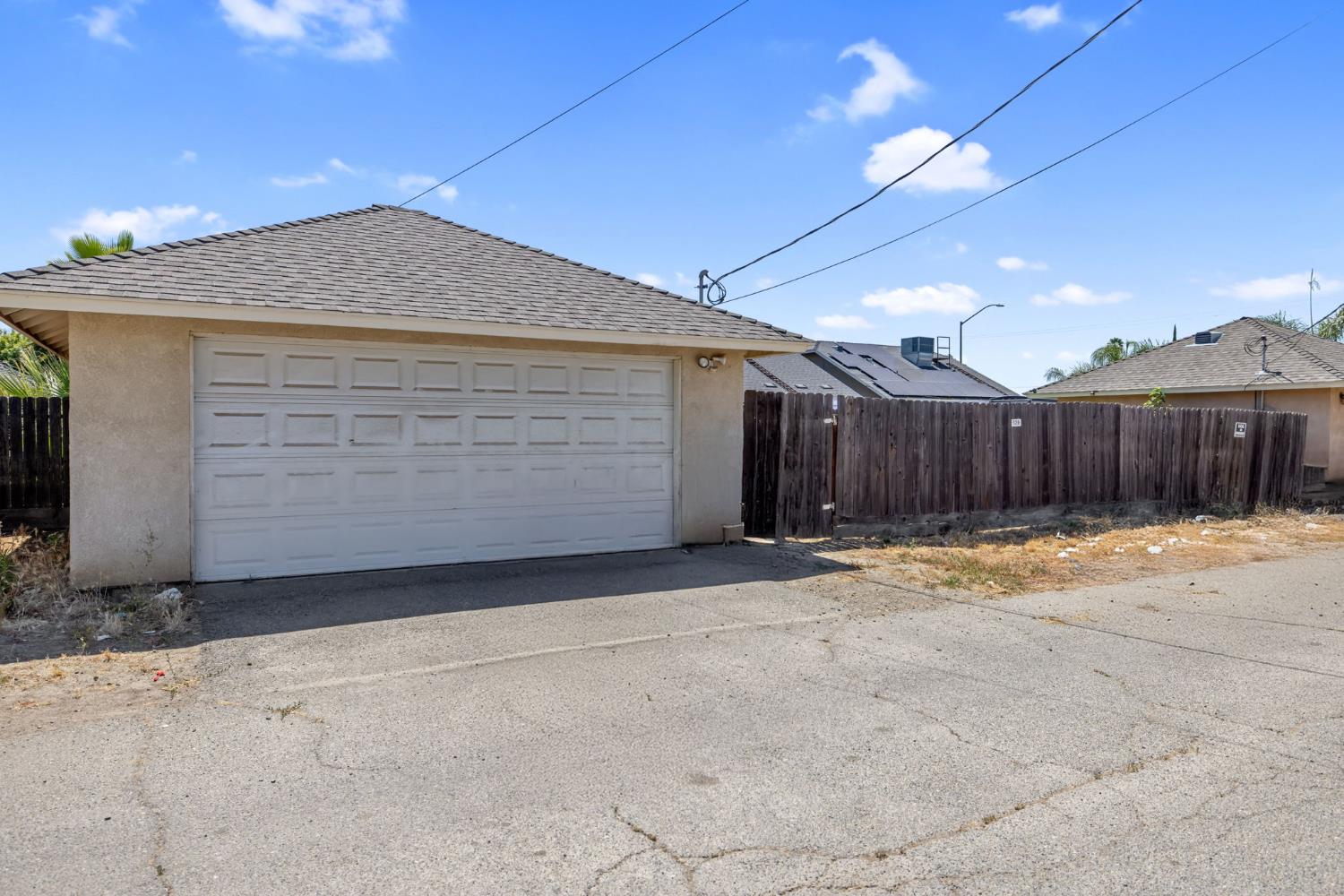 328 S P St, Dinuba, CA 93618