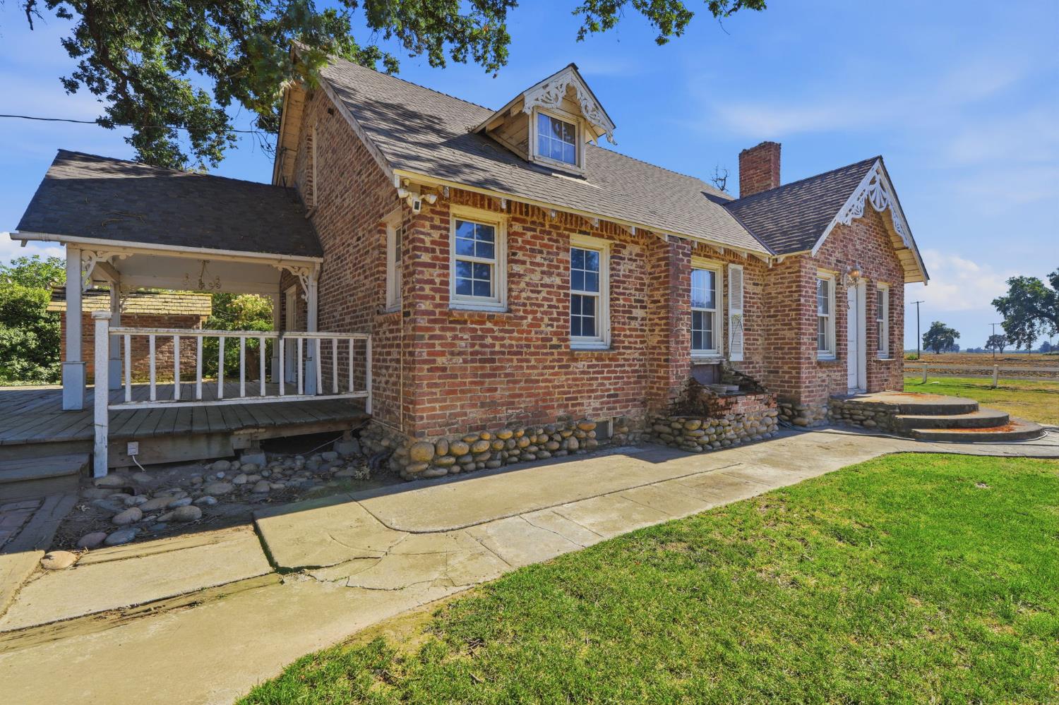 21530 Tiburico Ave, Laton, CA 93242