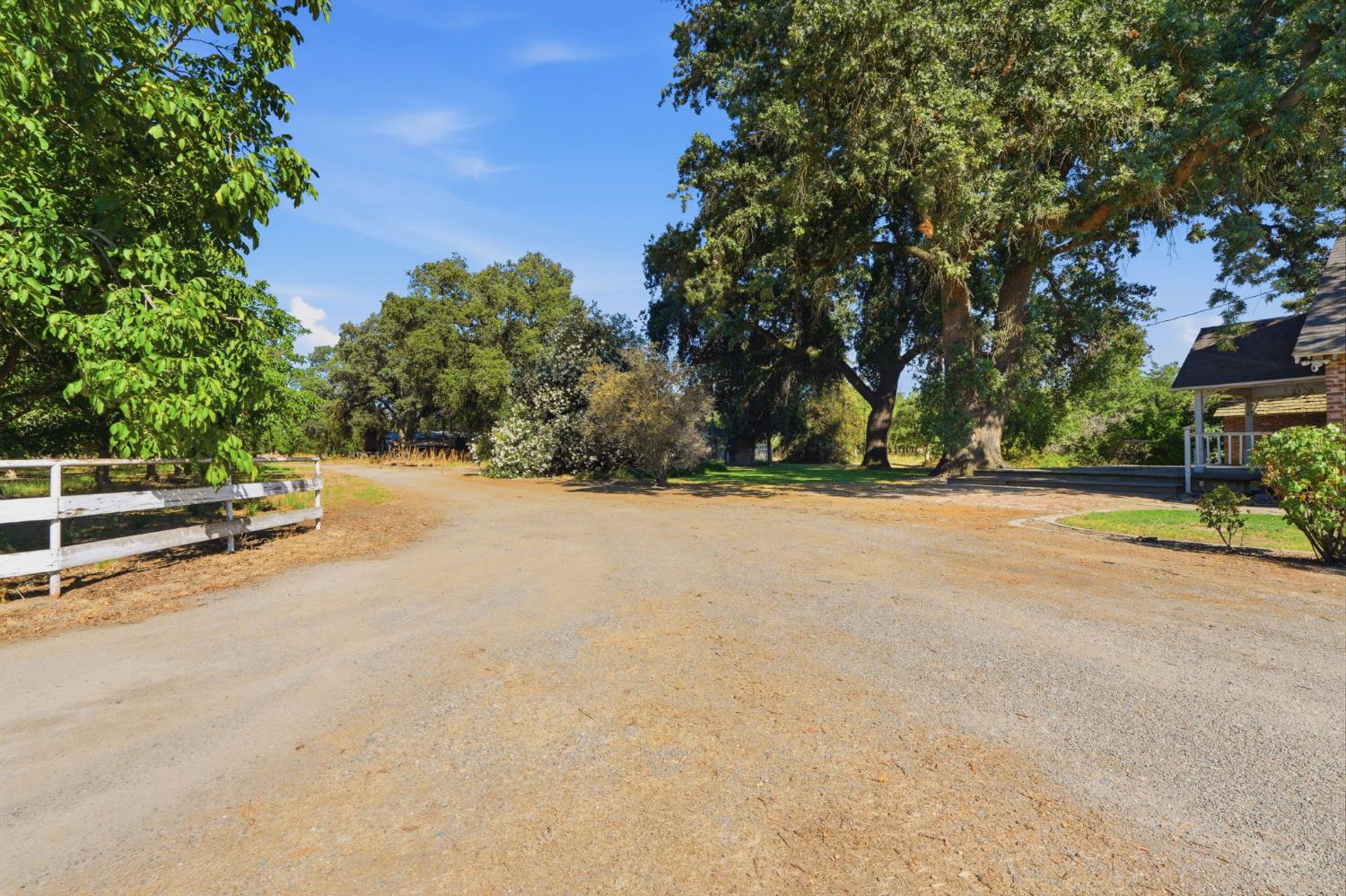 21530 Tiburico Ave, Laton, CA 93242