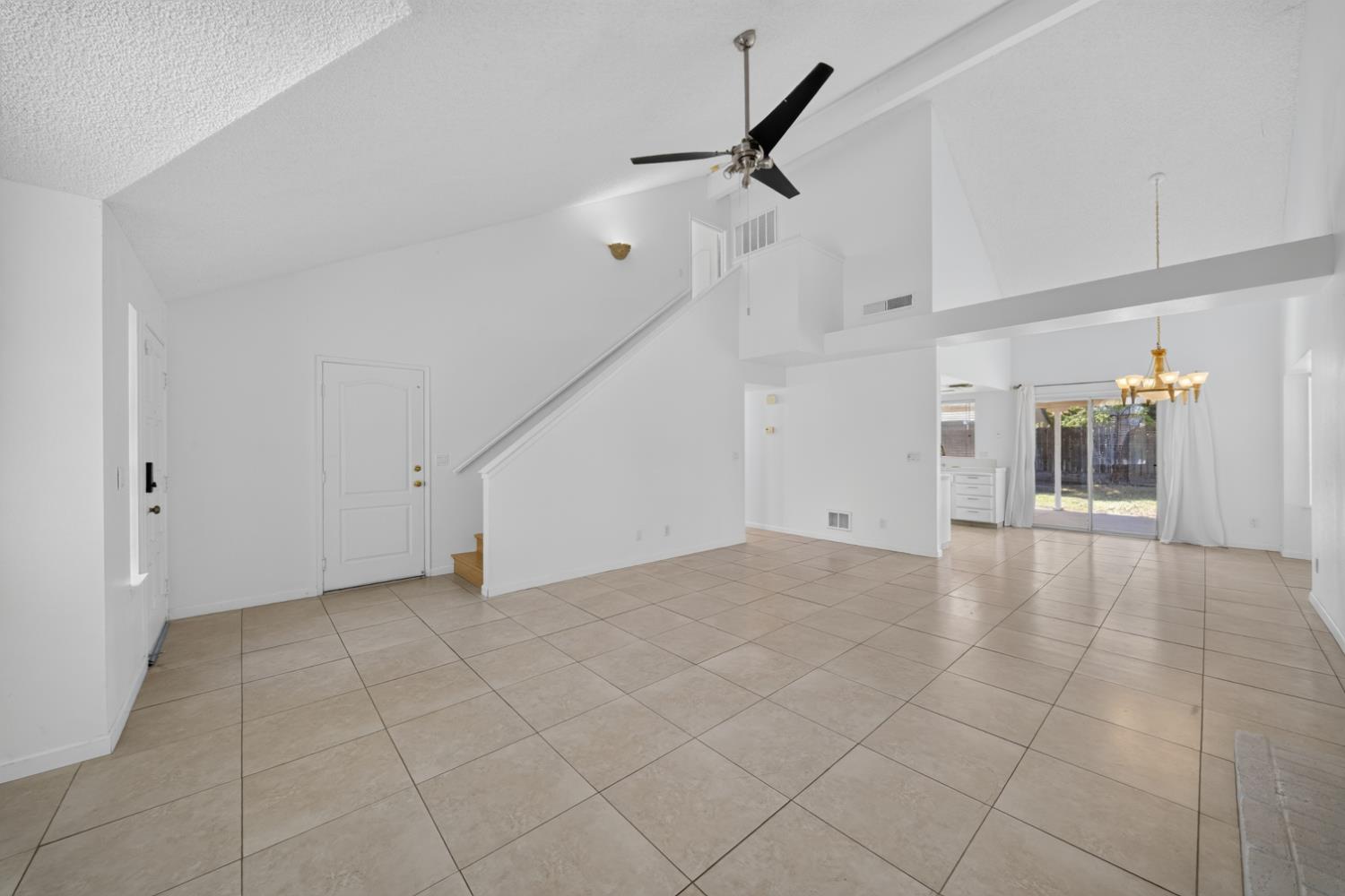 1813 E Shea Dr, Fresno, CA 93720