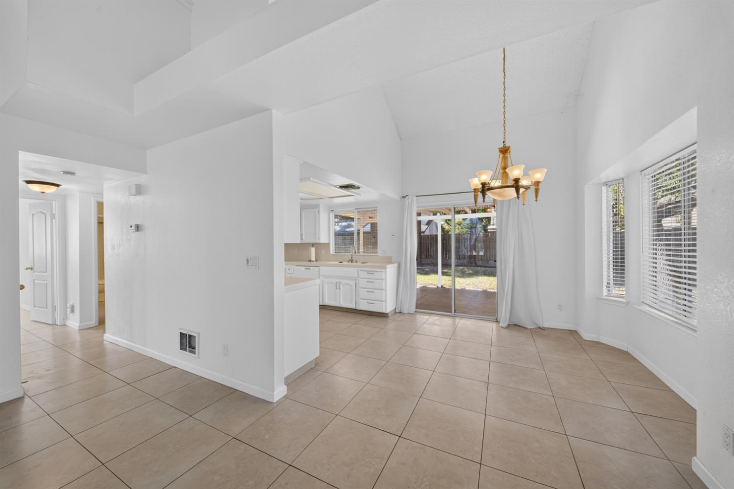 1813 E Shea Dr, Fresno, CA 93720
