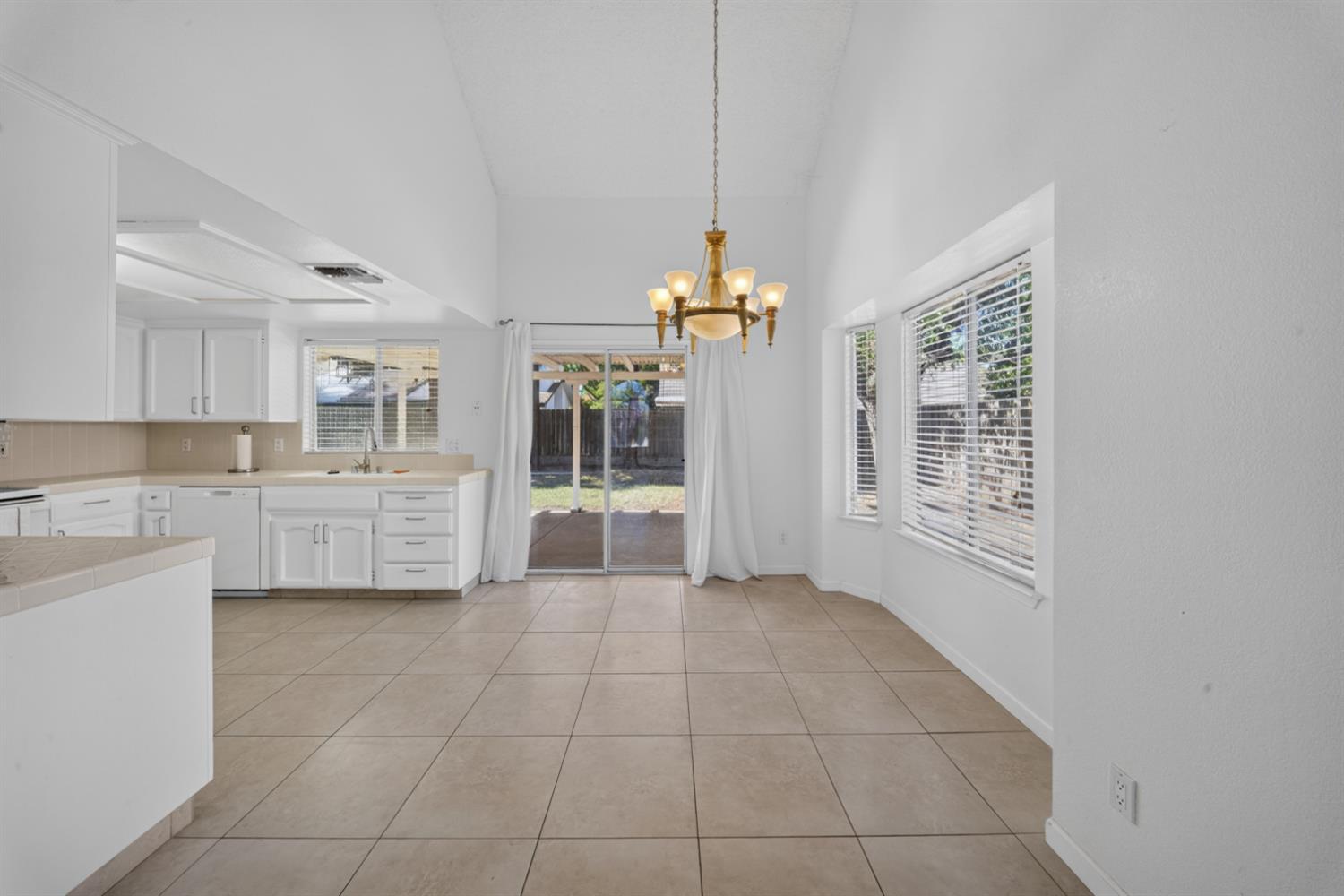 1813 E Shea Dr, Fresno, CA 93720