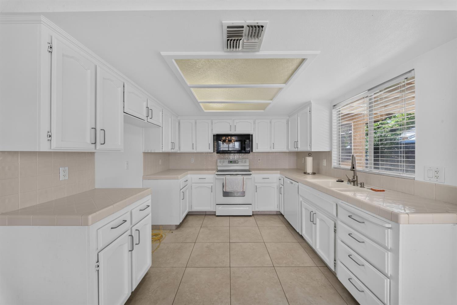 1813 E Shea Dr, Fresno, CA 93720