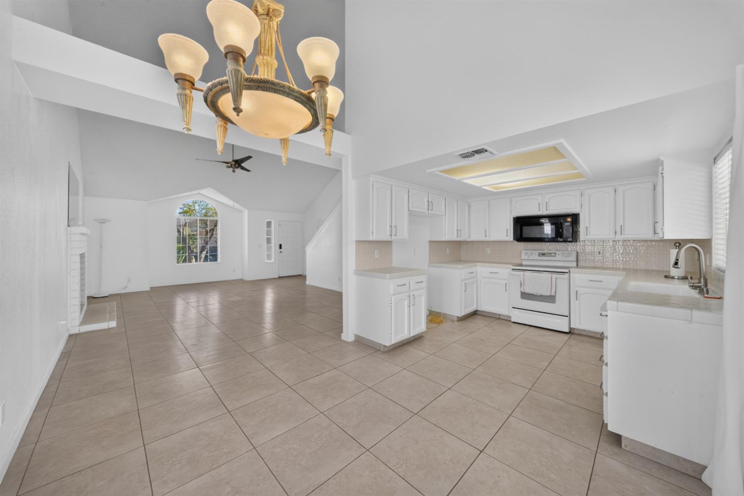 1813 E Shea Dr, Fresno, CA 93720