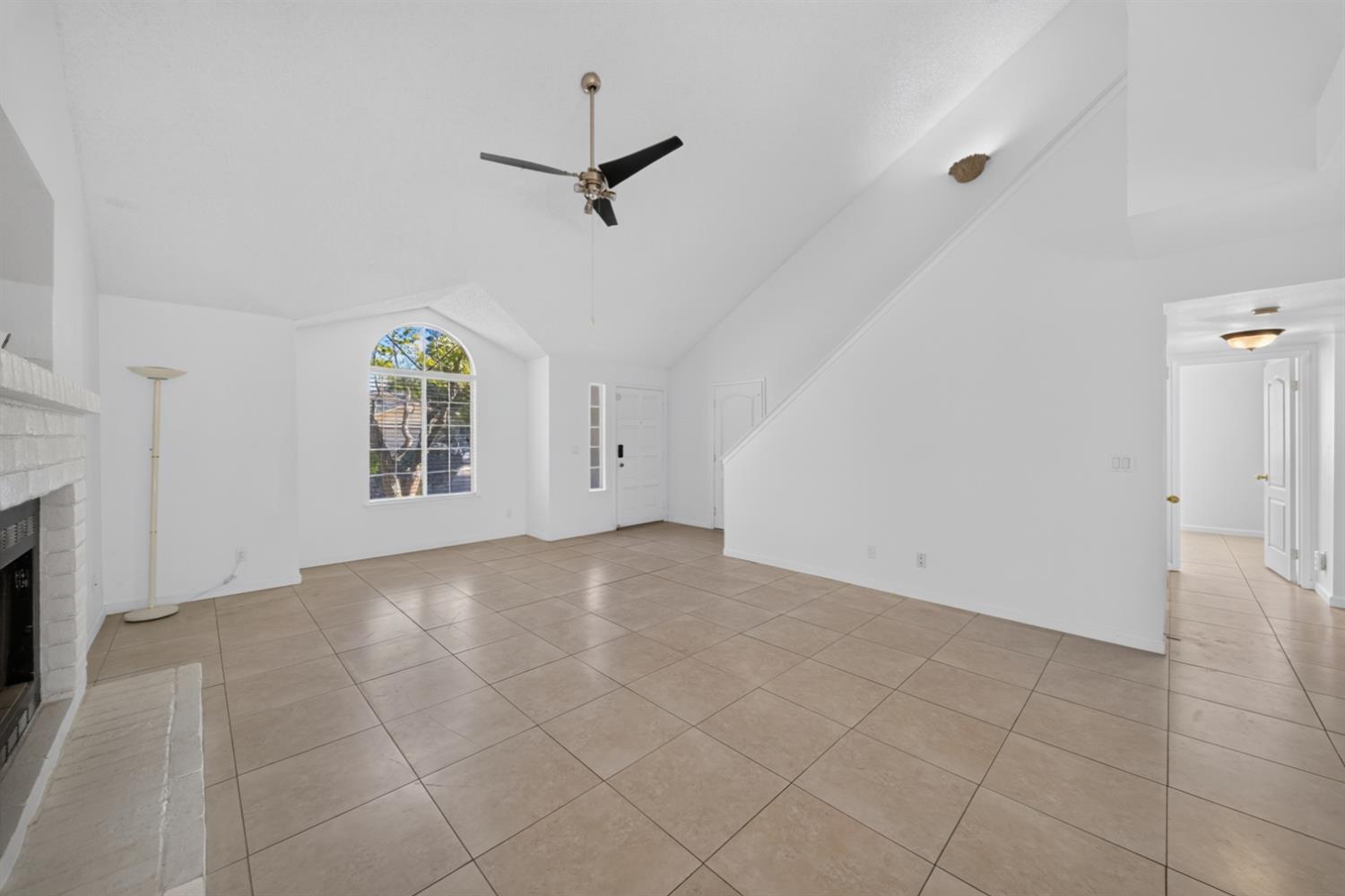 1813 E Shea Dr, Fresno, CA 93720
